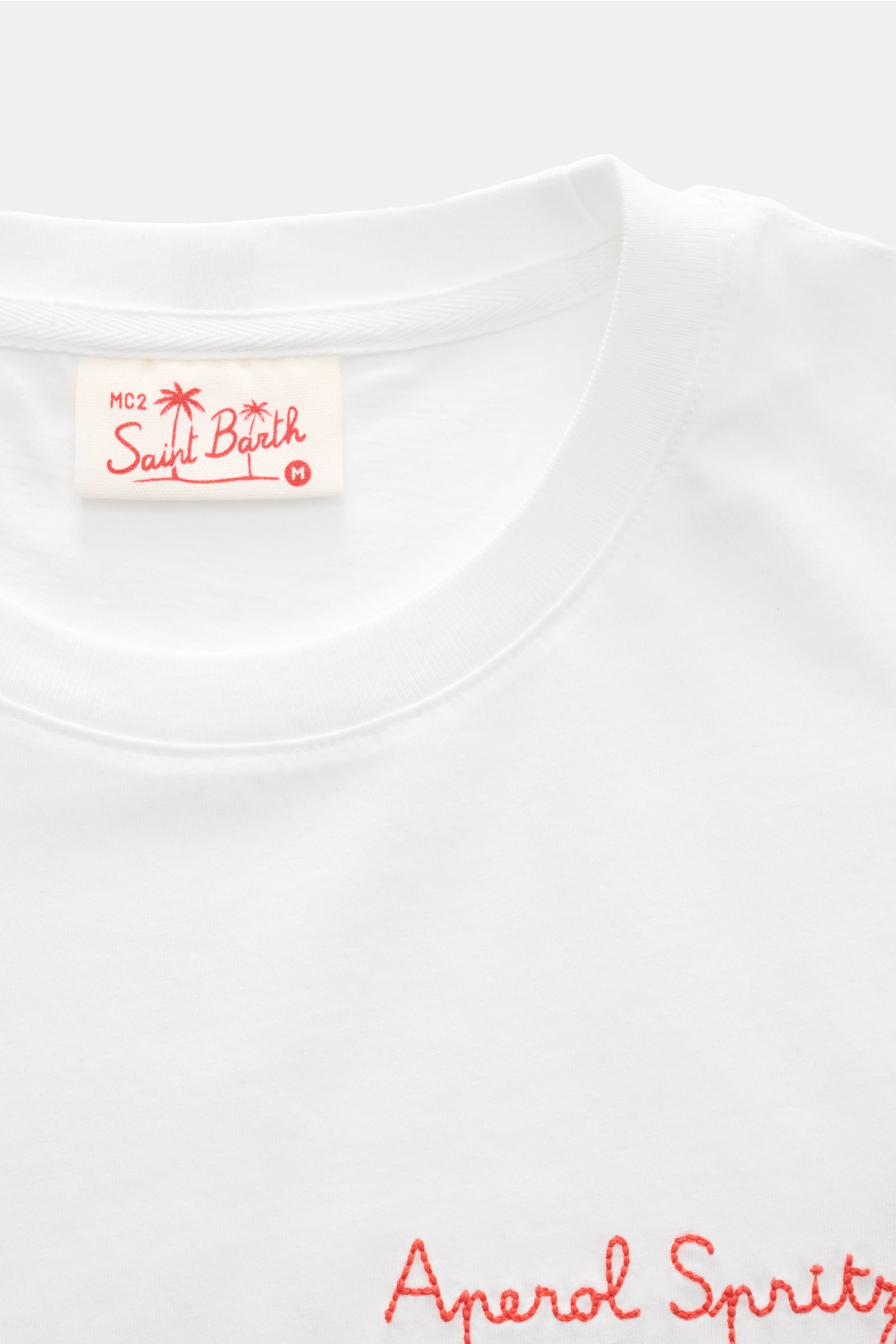 Alt tag (125 characters):
Close-up front view of MC2 Saint Barth Rundhals-T-Shirt 'Portofino' weiß, showing collar and red stitching details on white cotton.

Additional description:
Sommerlicher Hingucker: Das T-Shirt von MC2 SAINT BARTH aus weicher B