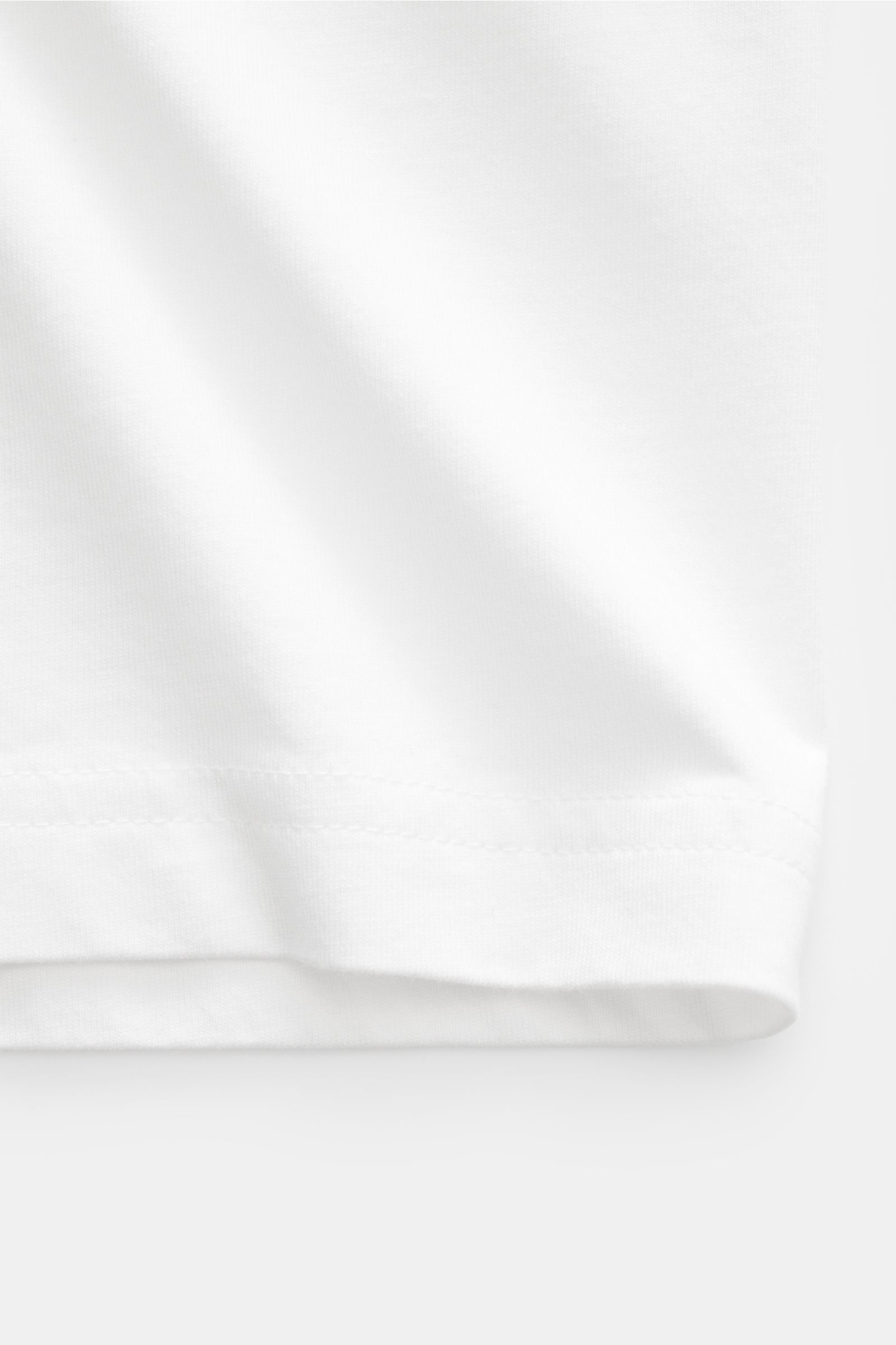 Close-up shot of the hem and fabric texture of the MC2 Saint Barth Rundhals-T-Shirt 'Portofino' weiß in white, showing fine stitching.

Sommerlicher Hingucker: Das T-Shirt von MC2 SAINT BARTH aus weicher Bio-Baumwolle wird mit auffälligem Brust-Stitchi