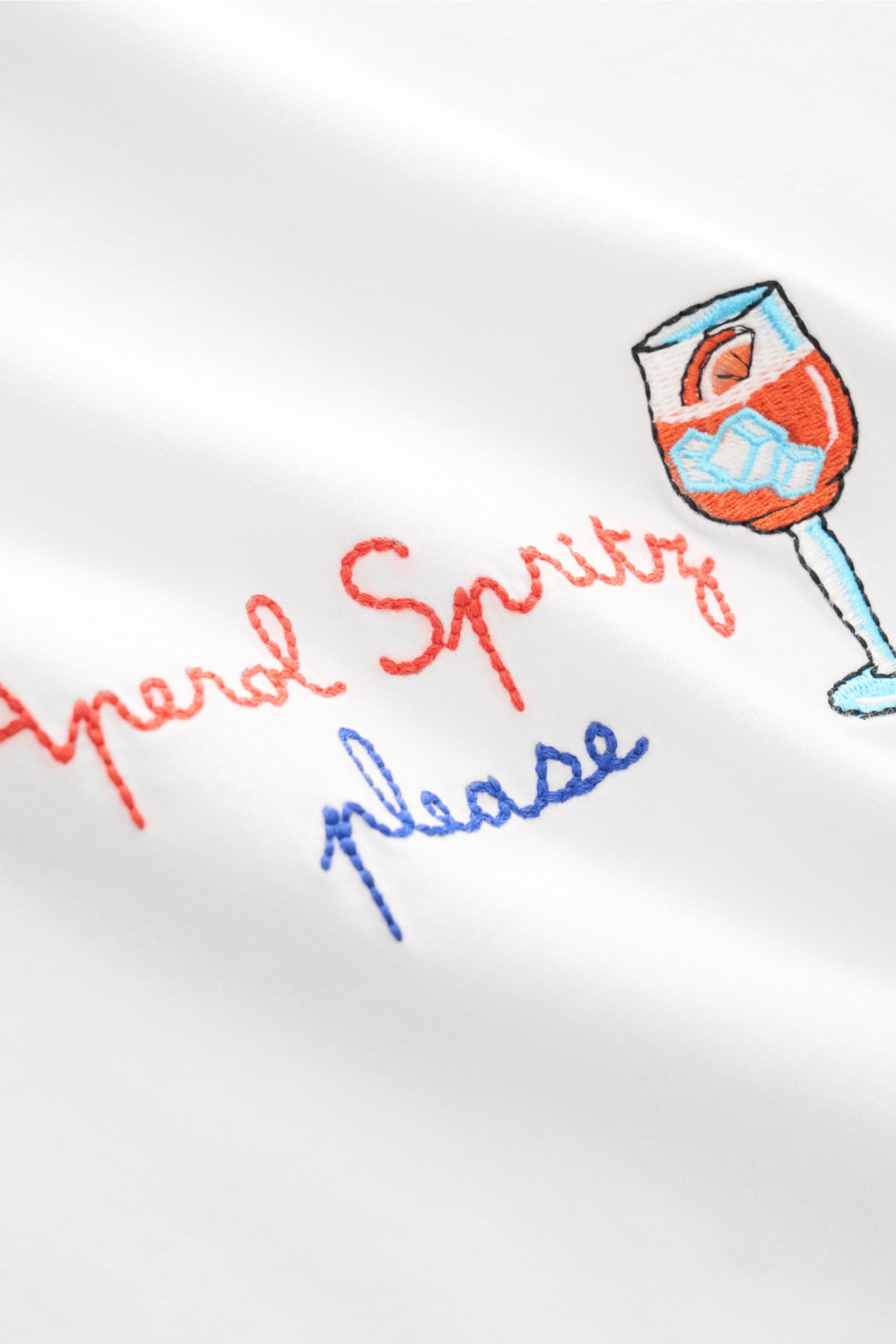 Close-up front view of the MC2 Saint Barth Rundhals-T-Shirt 'Portofino' weiß showing detailed colorful embroidery of a cocktail glass and text on soft white organic cotton fabric.

Sommerlicher Hingucker: Das T-Shirt von MC2 SAINT BARTH aus weicher Bio