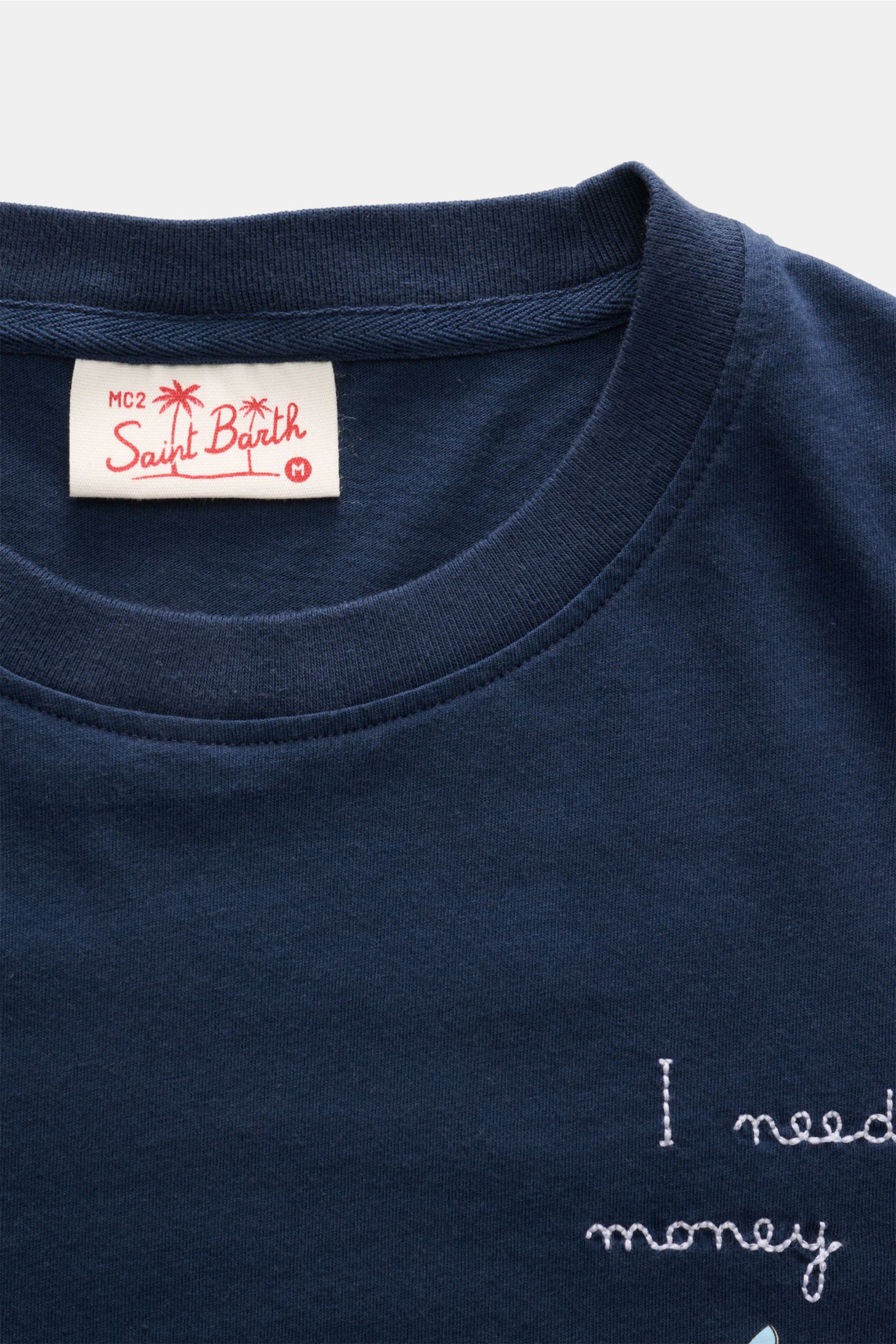 Close-up front view of the navy MC2 Saint Barth Rundhals-T-Shirt 'Portofino', showing soft fabric, neckline, and stitched chest print.

Sommerlicher Hingucker: Das T-Shirt von MC2 SAINT BARTH aus weicher Bio-Baumwolle wird mit Stitching und Print auf d