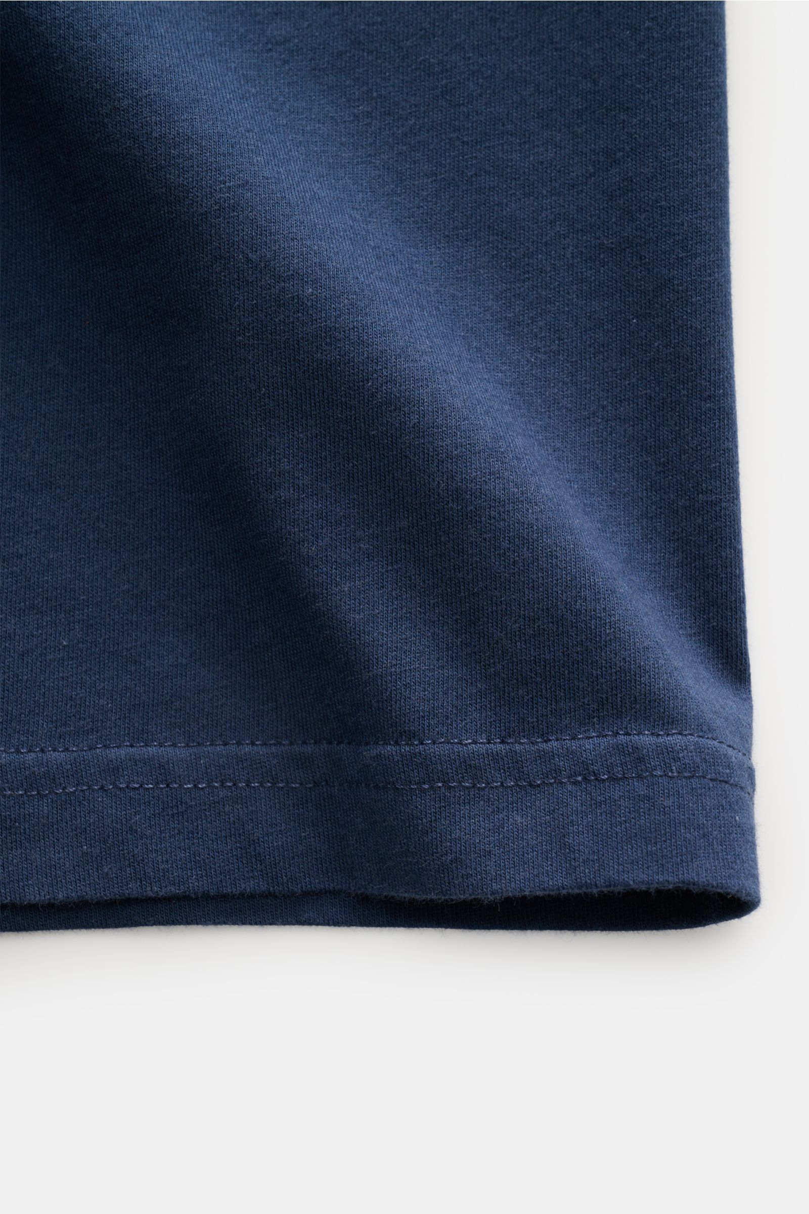 Close-up front view of the hem and fabric texture of the MC2 Saint Barth Rundhals-T-Shirt 'Portofino' navy in soft organic cotton.

Sommerlicher Hingucker: Das T-Shirt von MC2 SAINT BARTH aus weicher Bio-Baumwolle wird mit Stitching und Print auf der B