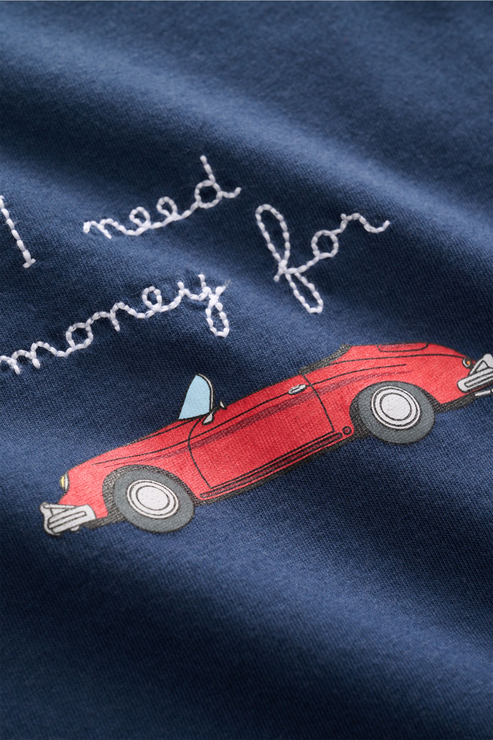 Close-up view of the MC2 Saint Barth Rundhals-T-Shirt 'Portofino' navy showing stitching and print of a red vintage car on soft navy organic cotton.

Sommerlicher Hingucker: Das T-Shirt von MC2 SAINT BARTH aus weicher Bio-Baumwolle wird mit Stitching u