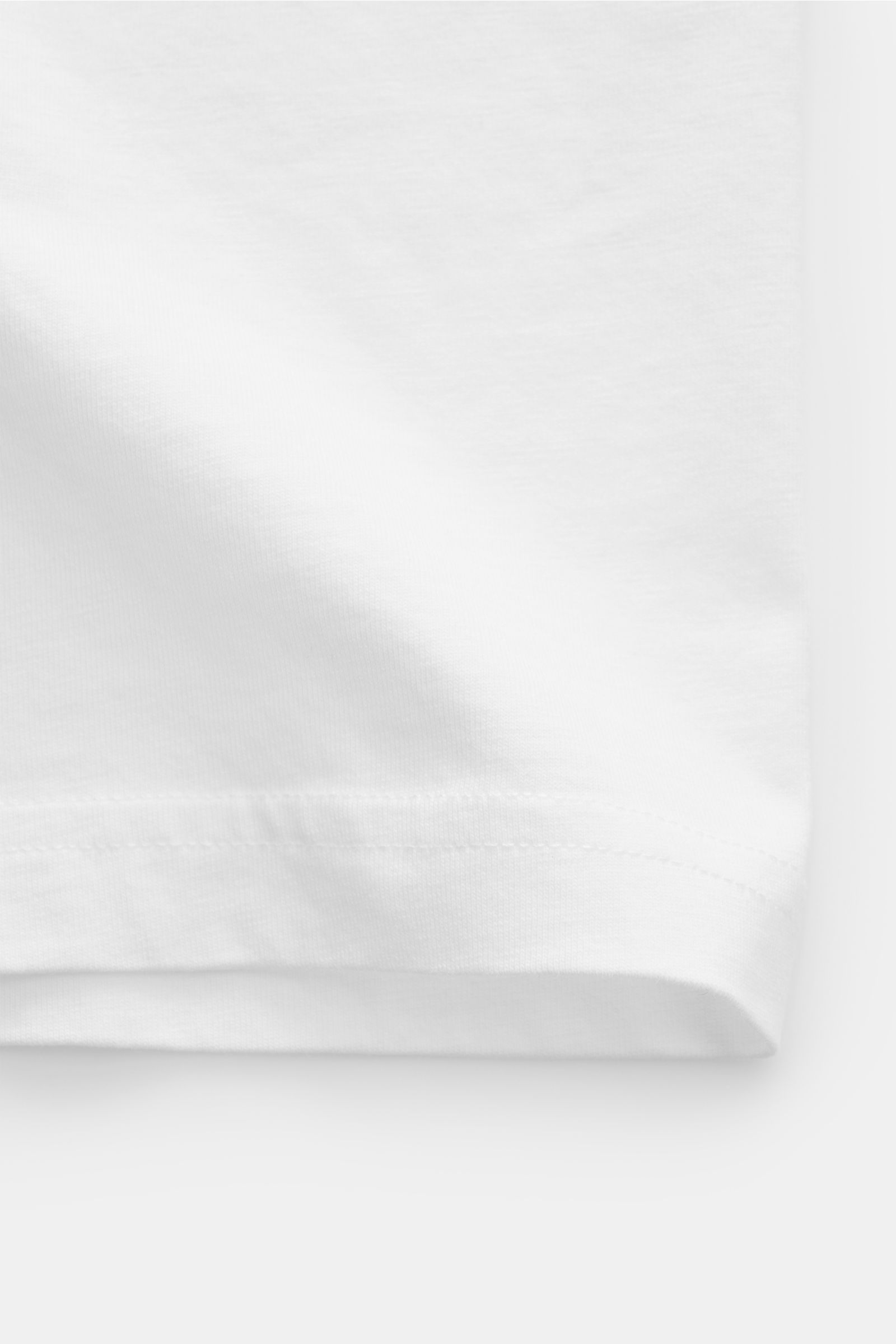 Close-up front view of the hem of the MC2 Saint Barth 'Portofino' crew neck T-shirt white, showcasing soft organic cotton fabric and clean stitching.

Summery and eye-catching: This T-shirt by MC2 SAINT BARTH, made from soft organic cotton, features ey
