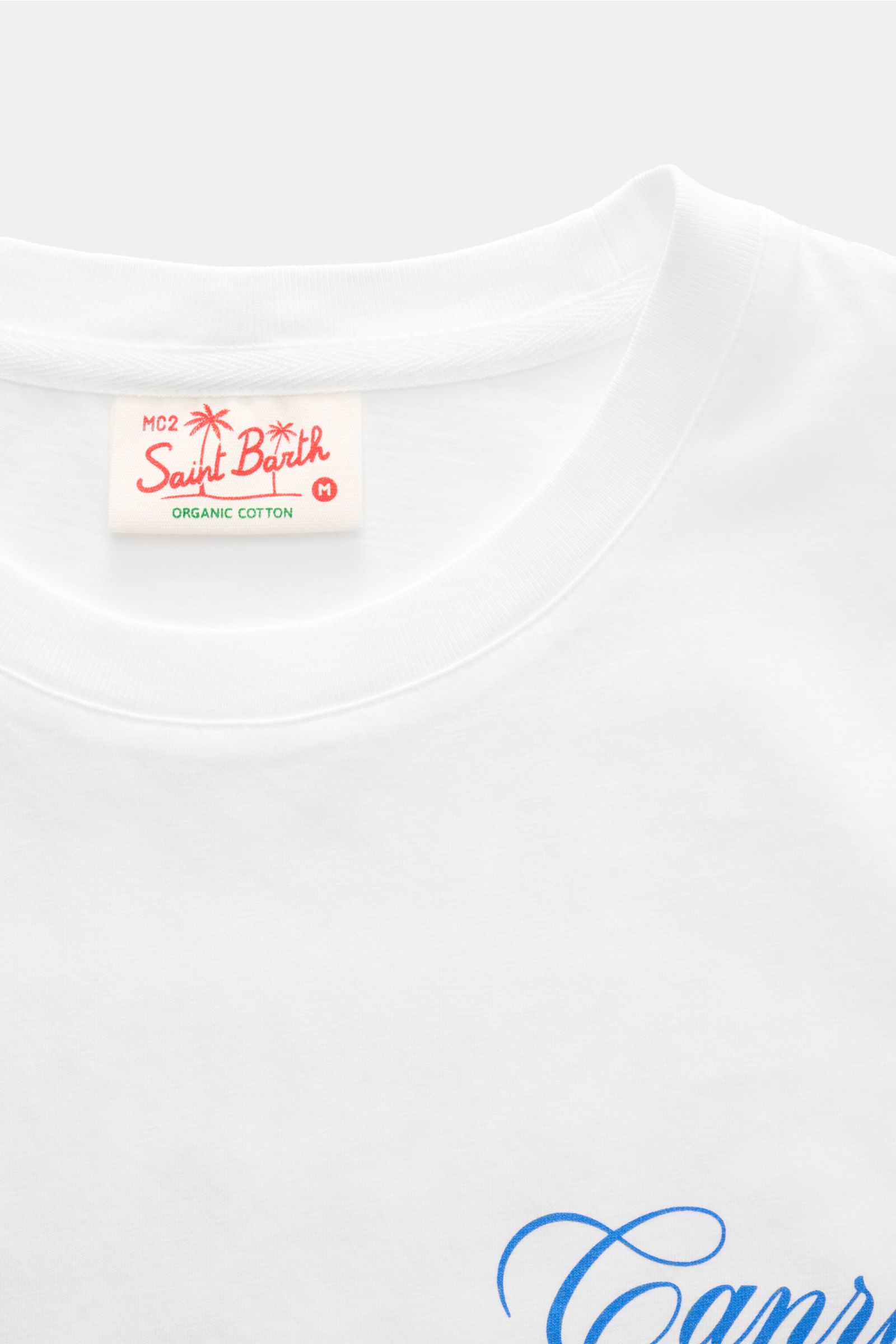 Close-up front view of the white MC2 Saint Barth Rundhals-T-Shirt 'Portland' weiß showing the round neckline and brand label.

Urbaner Eyecatcher: Das T-Shirt von MC2 SAINT BARTH aus weicher Bio-Baumwolle überzeugt mit auffälligem Rückenprint im Capri-