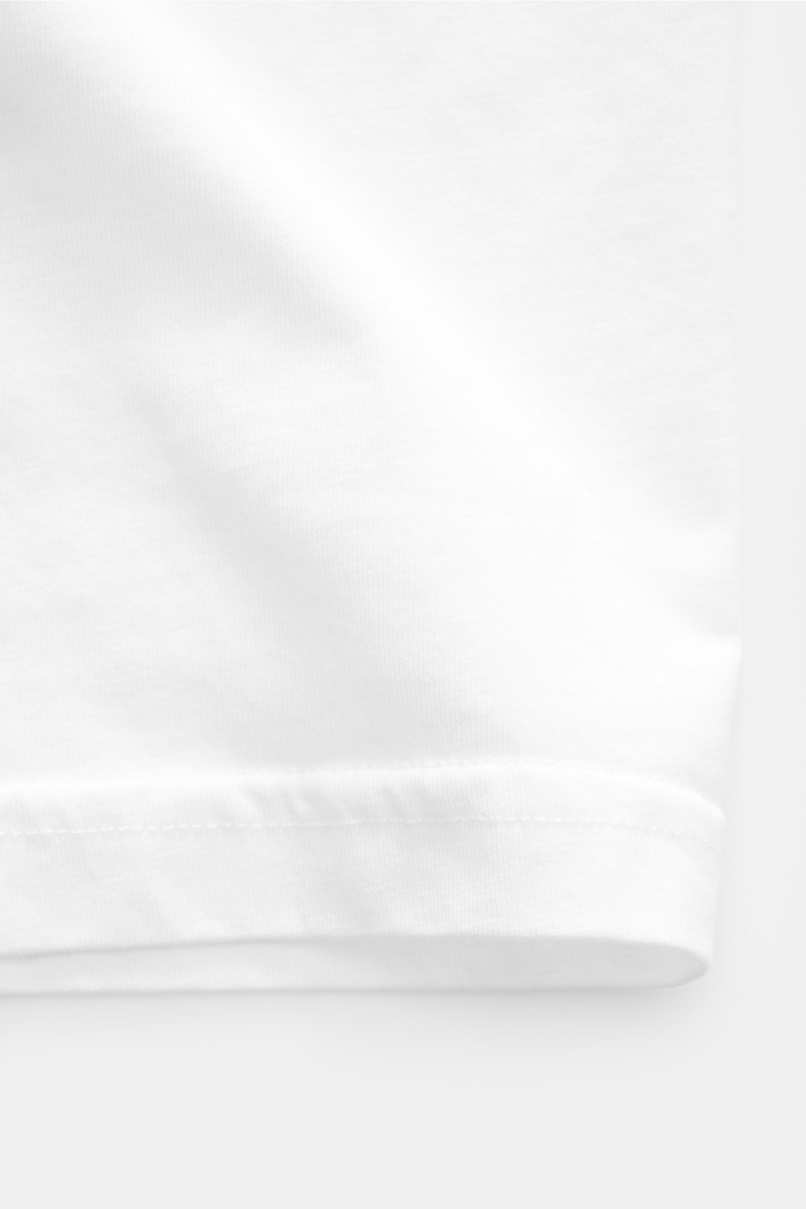 MC2 Saint Barth Rundhals-T-Shirt 'Portland' weiß shown from close-up front angle, made of soft organic cotton with slim fit and subtle chest print. Urbaner Eyecatcher: Das T-Shirt von MC2 SAINT BARTH aus weicher Bio-Baumwolle überzeugt mit auffälligem Rüc