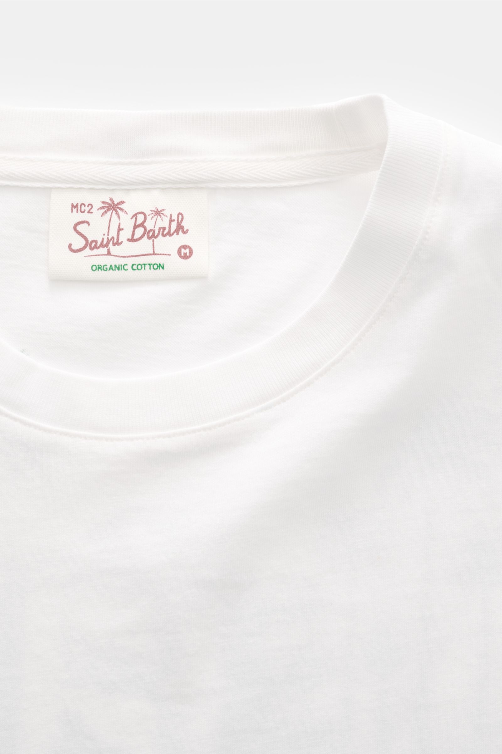 Close-up front view of MC2 Saint Barth Crew neck T-shirt 'Portland' white, showing soft organic cotton fabric and label.

Urban eye-catcher: This T-shirt by MC2 SAINT BARTH, made from soft organic cotton, features a striking Los Angeles design print on