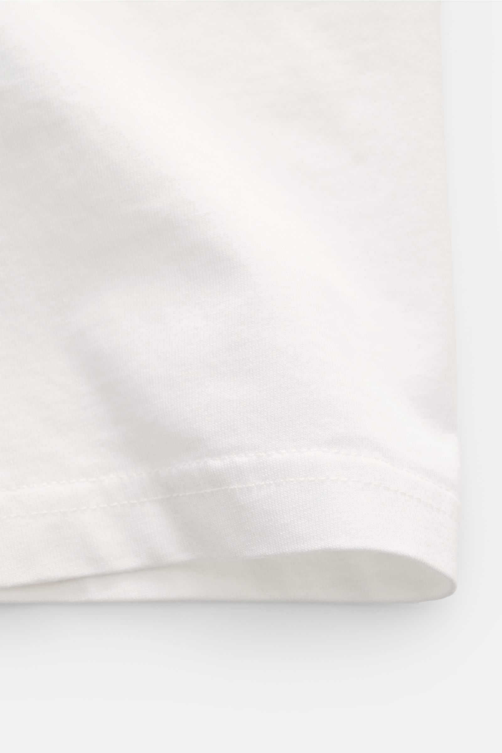 Alt tag (125 characters max):
Close-up of white MC2 Saint Barth Crew neck T-shirt 'Portland' hem, highlighting soft organic cotton fabric and stitching detail.

Description:
Urban eye-catcher: This T-shirt by MC2 SAINT BARTH, made from soft organic cot