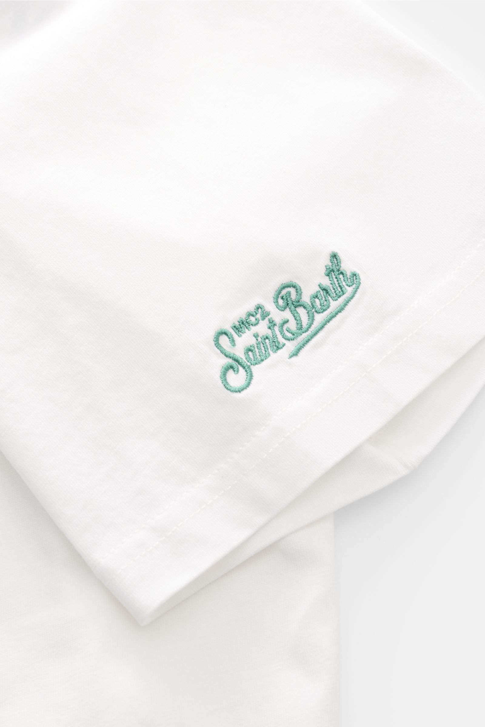 Alt tag (125 characters):
Close-up side view of MC2 Saint Barth Crew neck T-shirt 'Portland' white sleeve with subtle green St. Barth embroidery.

Description:
Urban eye-catcher: This T-shirt by MC2 SAINT BARTH, made from soft organic cotton, features 