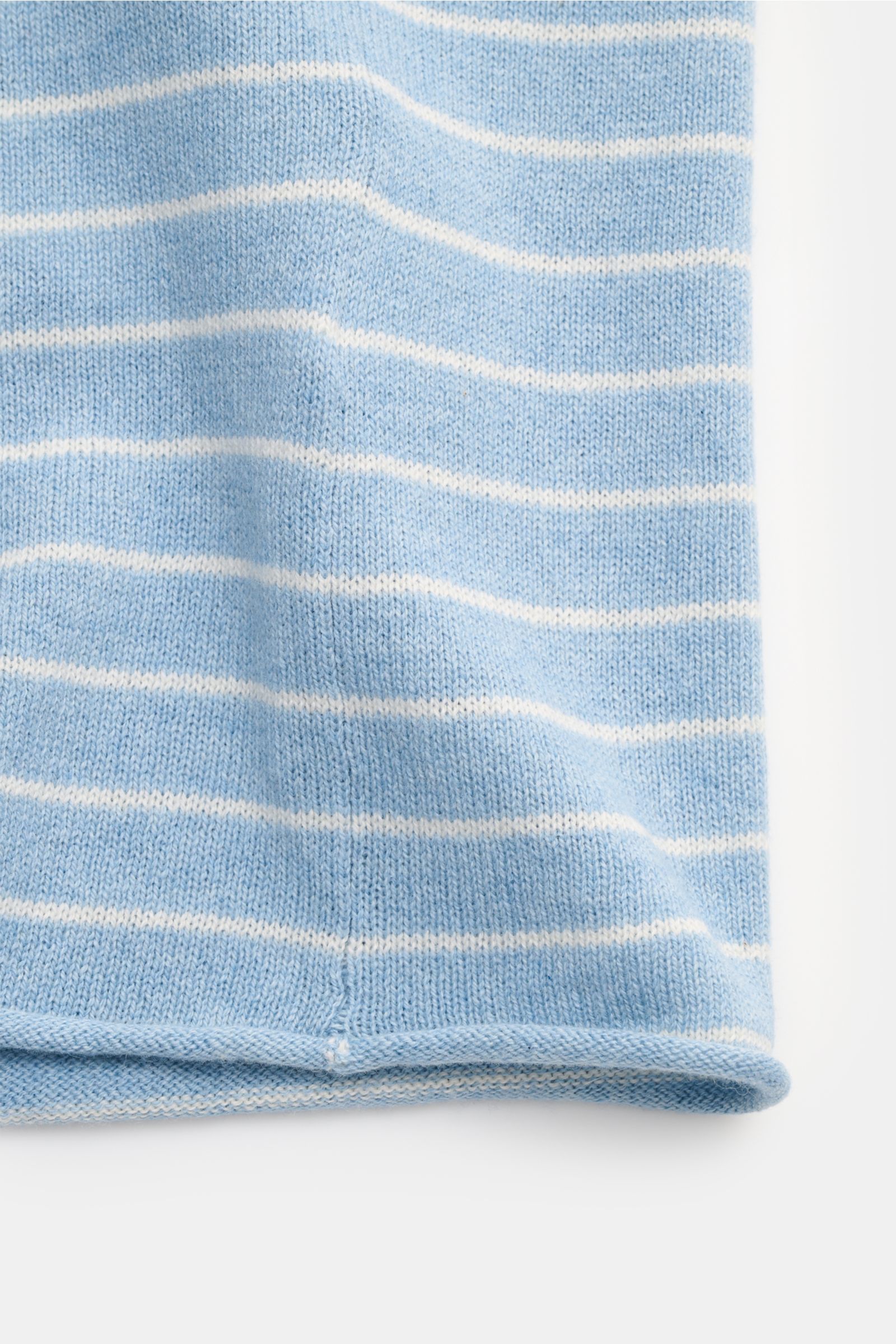 FTC Kurzarm-Rundhalspullover hellblau/weiß gestreift aus Cashmere-Baumwoll-SeaCell-Mix, feines Strickbild, Saum in Detailansicht.