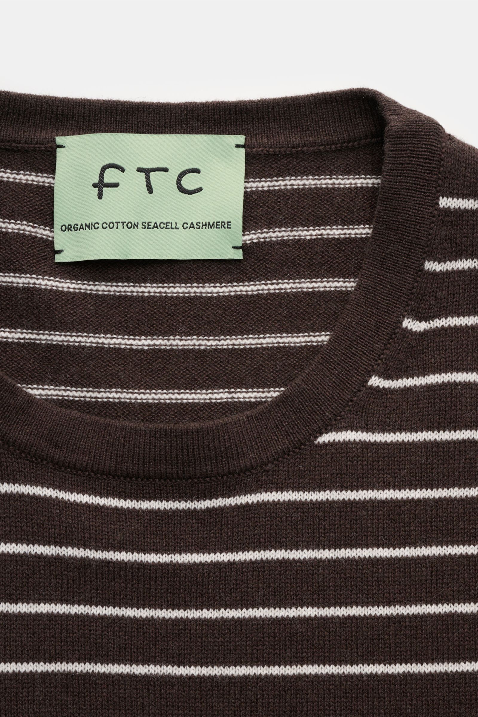 Nahaufnahme des FTC Kurzarm-Rundhalspullover dunkelbraun/weiß gestreift mit Rundhalsausschnitt, feinem Strickbild und Cashmere-Baumwoll-SeaCell-Mix.