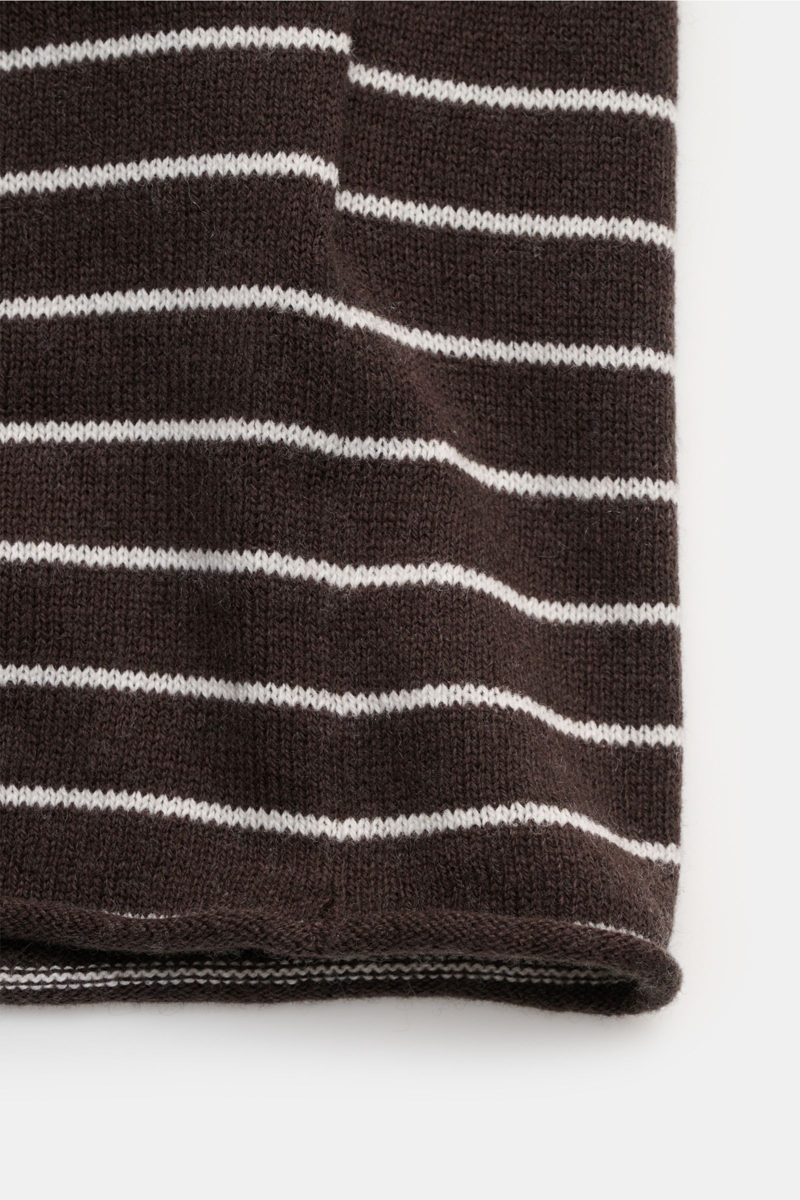 FTC Kurzarm-Rundhalspullover dunkelbraun/weiß gestreift aus Cashmere-Baumwoll-SeaCell-Mix, feines Strickbild, Regular Fit, rollierter Saum, Detailansicht.