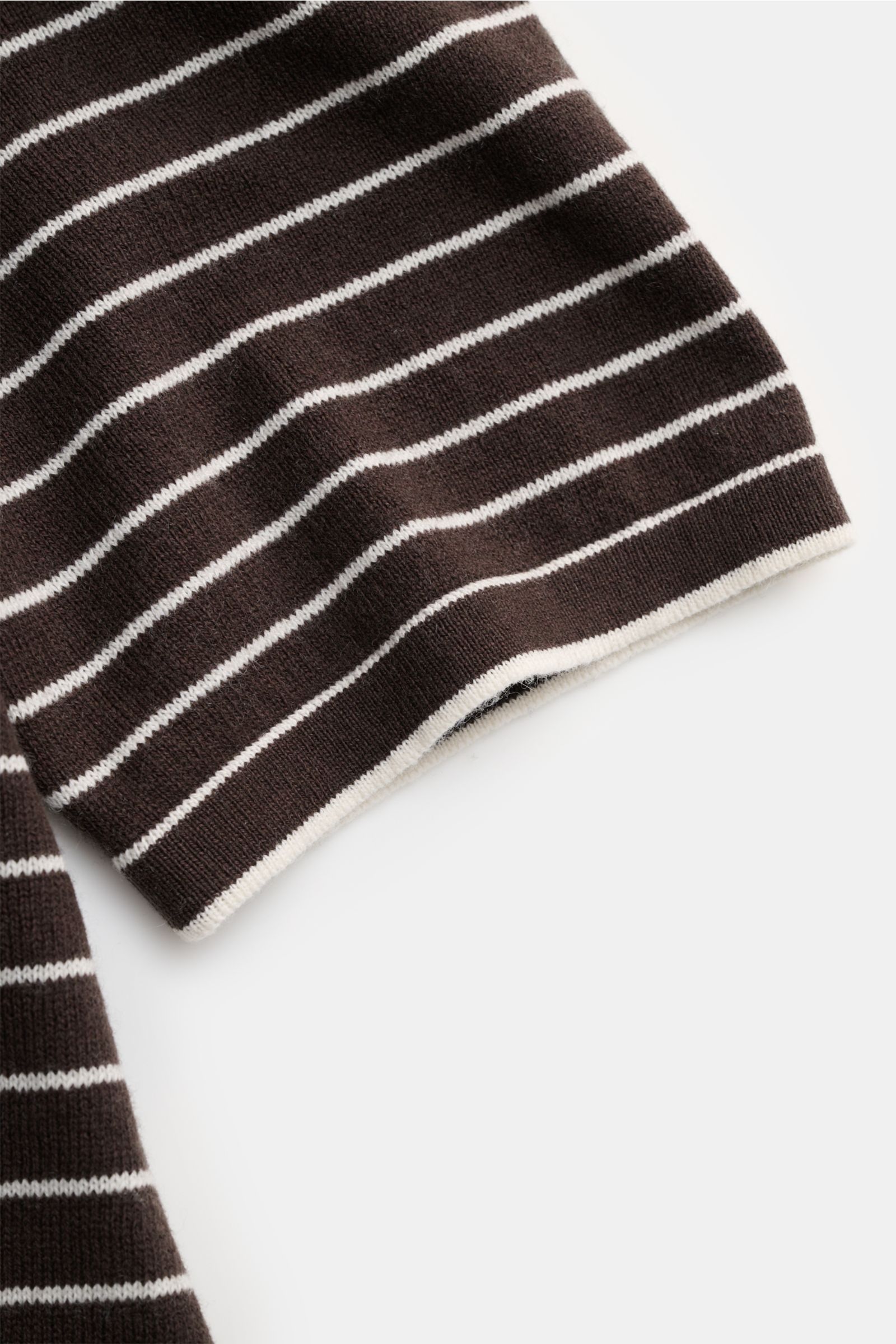 Nahaufnahme des FTC Kurzarm-Rundhalspullover dunkelbraun/weiß gestreift Ärmels aus luftigem Cashmere-Baumwoll-SeaCell-Mix mit softem feinem Strickbild, rolliertem Saum und Regular Fit, fotografiert von oben.