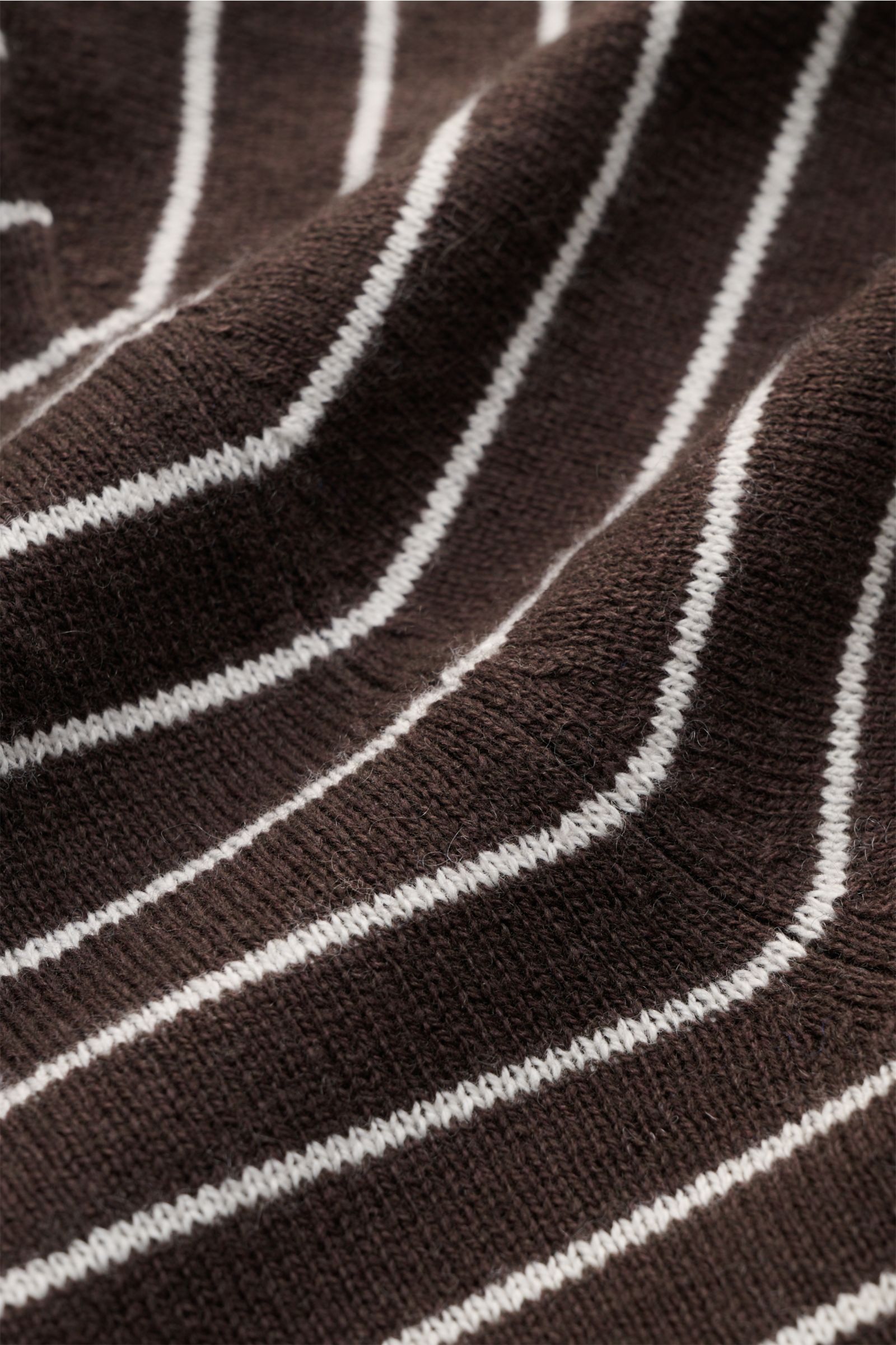 Nahaufnahme des FTC Kurzarm-Rundhalspullover dunkelbraun/weiß gestreift mit feinem Strickbild aus Cashmere-Baumwoll-SeaCell-Mix.