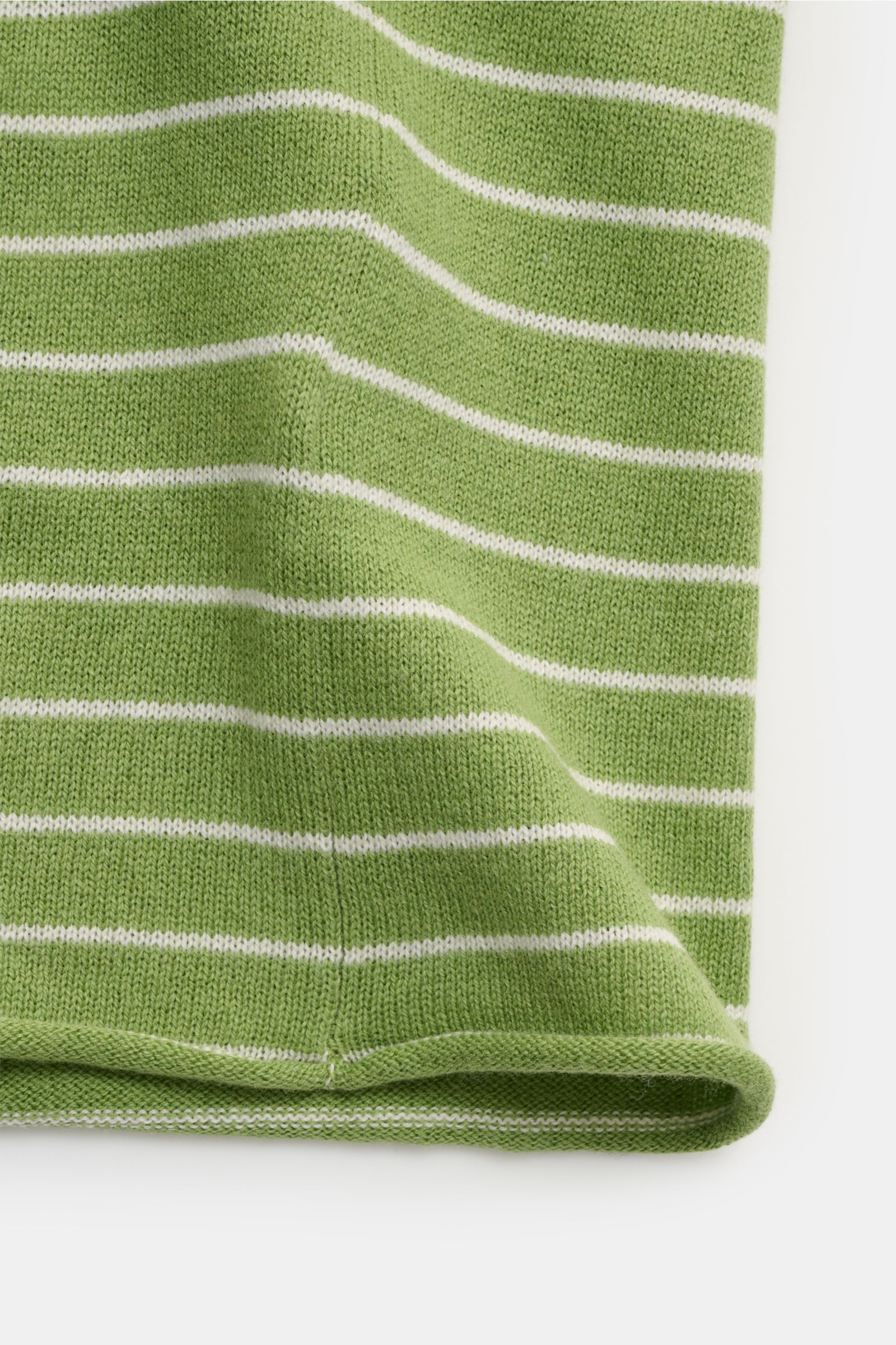 Nahaufnahme des FTC Kurzarm-Rundhalspullover grün/weiß gestreift Saumabschlusses, luftiger Cashmere-Baumwoll-SeaCell-Mix mit feinem Strickbild.