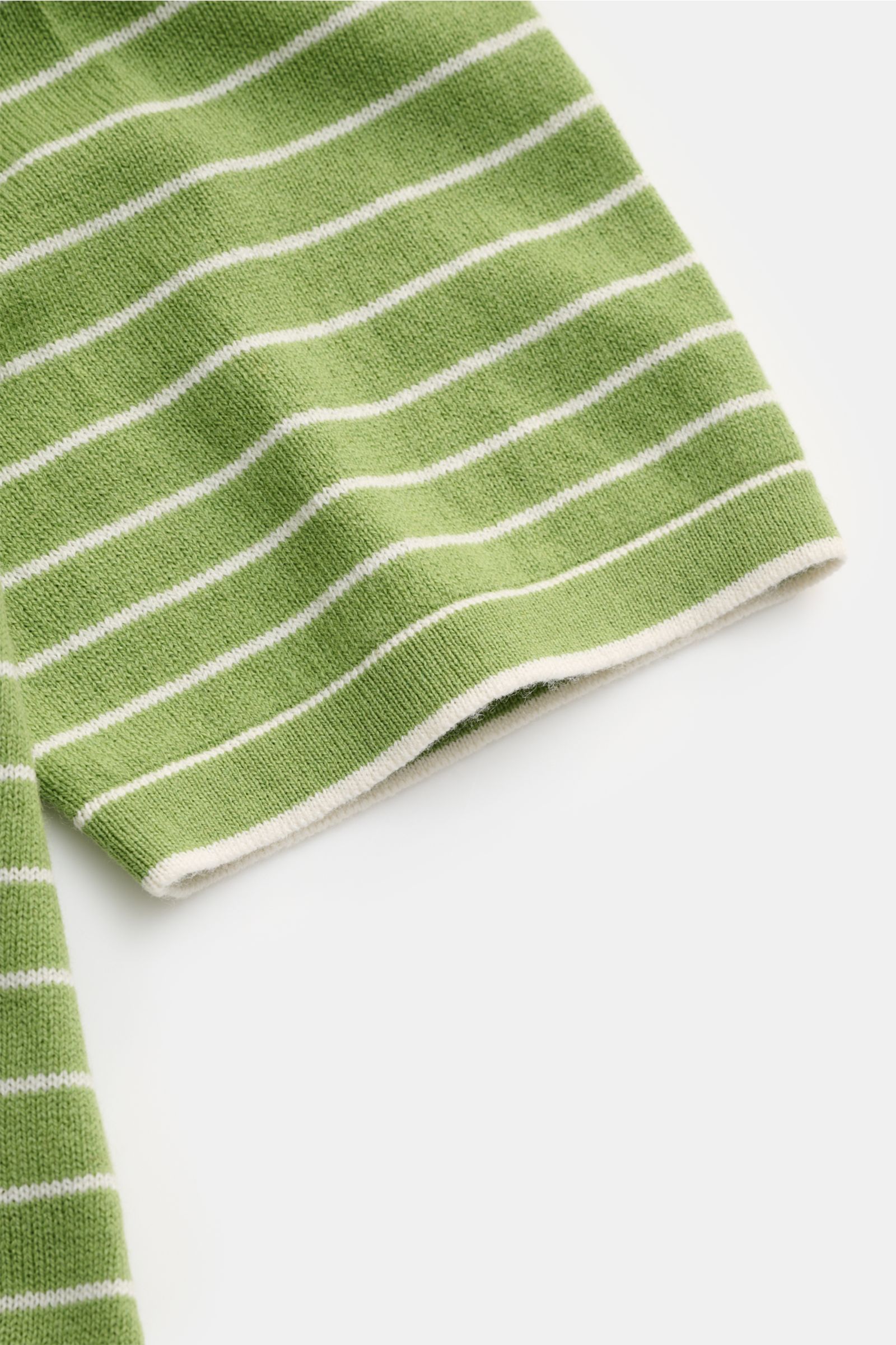 FTC Kurzarm-Rundhalspullover grün/weiß gestreift, Nahaufnahme von Ärmel und Saum, luftiger Cashmere-Baumwoll-SeaCell-Mix, rollierter Saum, feines Strickbild, soft, Regular Fit.