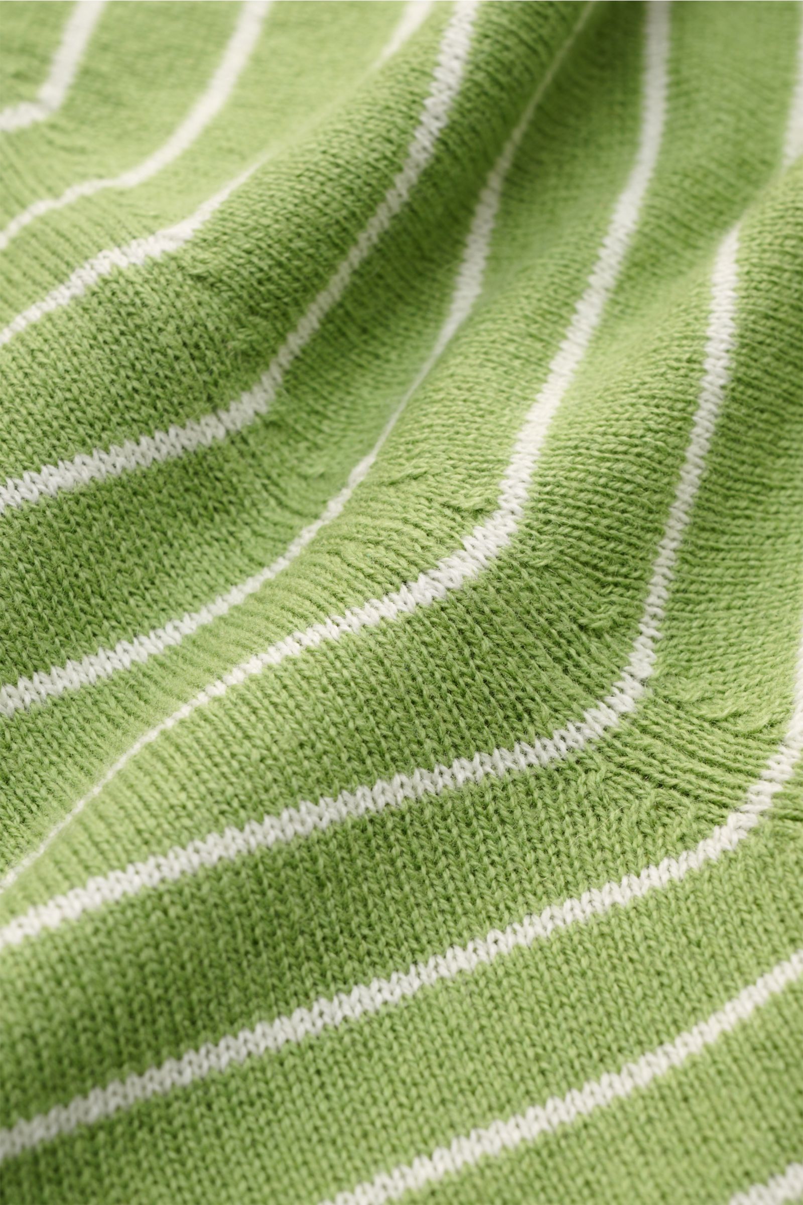 FTC Kurzarm-Rundhalspullover grün/weiß gestreift, Nahaufnahme schräg von oben, feines Strickbild, Cashmere-Baumwoll-SeaCell-Mix, softer Regular Fit, Rundhalsausschnitt, rollierter Saum.