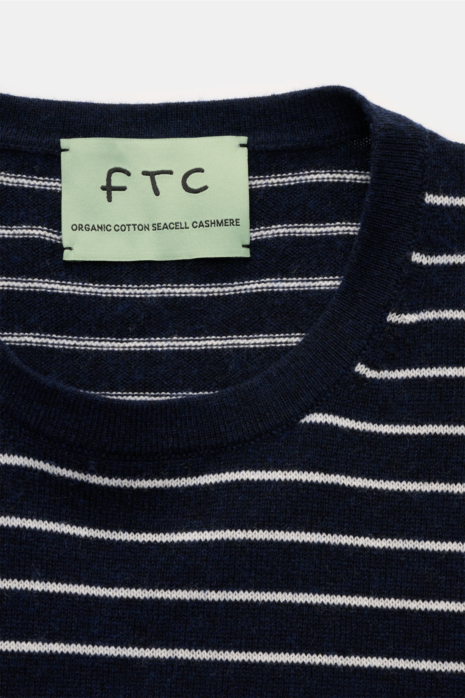 FTC Kurzarm-Rundhalspullover navy/weiß gestreift, Detailaufnahme von oben, luftiger Cashmere-Baumwoll-SeaCell-Mix, weiches Strickbild, Rundhalsausschnitt, rollierter Saum.