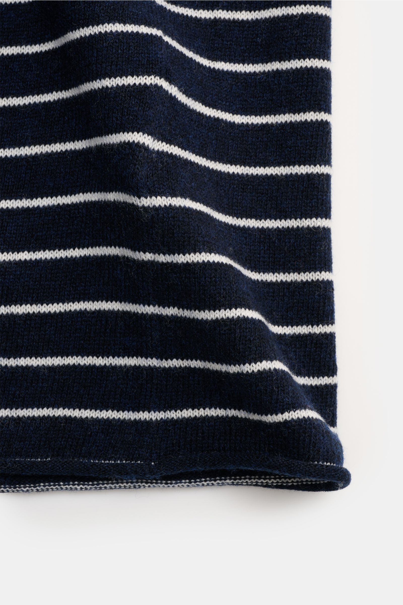 FTC Kurzarm-Rundhalspullover navy/weiß gestreift, luftiger Cashmere-Baumwoll-SeaCell-Mix, feines Strickbild, Saumabschluss, Detailansicht von unten.