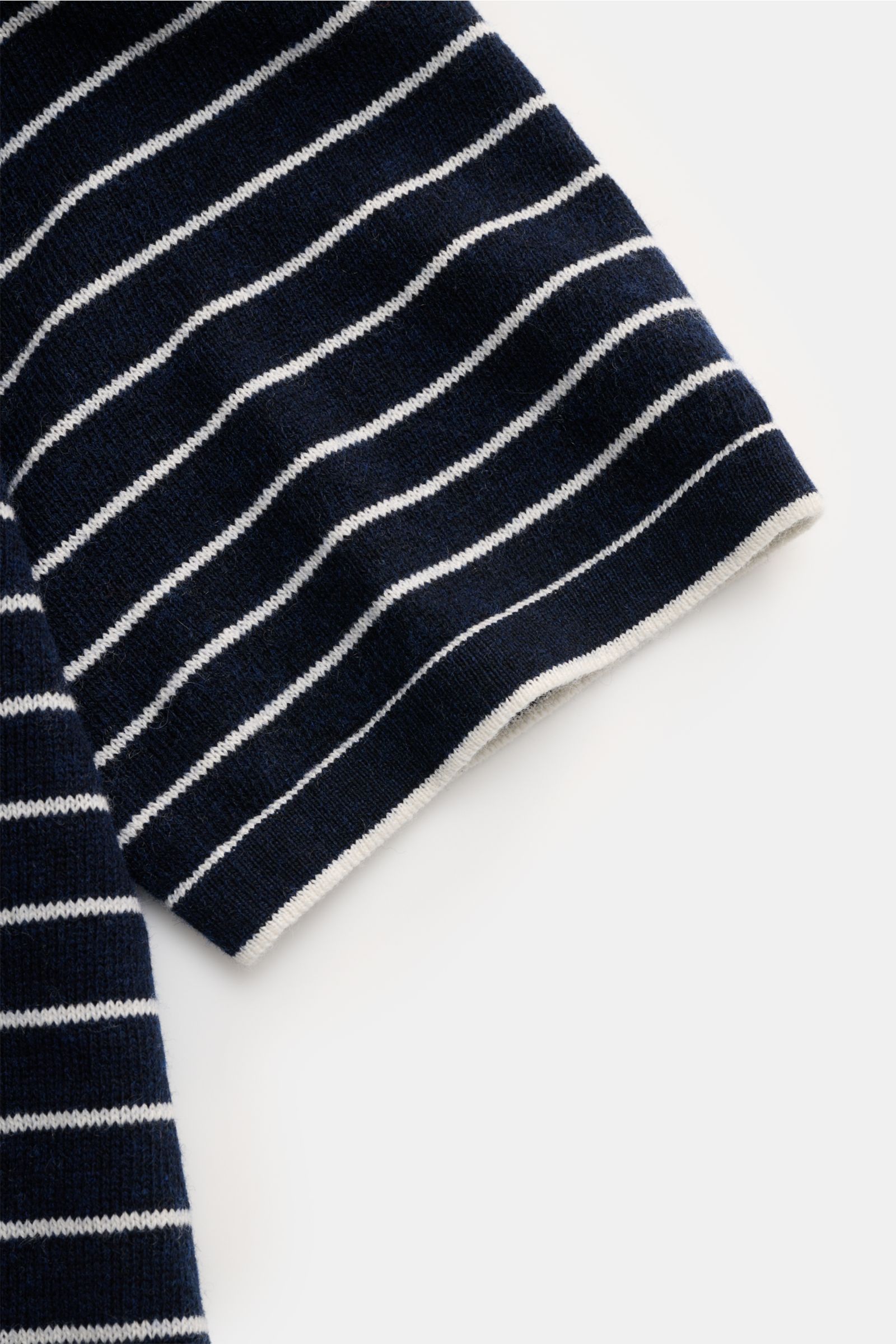 Nahaufnahme des Ärmels vom FTC Kurzarm-Rundhalspullover navy/weiß gestreift aus luftigem Cashmere-Baumwoll-SeaCell-Mix, softer Qualität, feinem Strickbild, Regular Fit, Rundhalsausschnitt und rolliertem Saumabschluss.