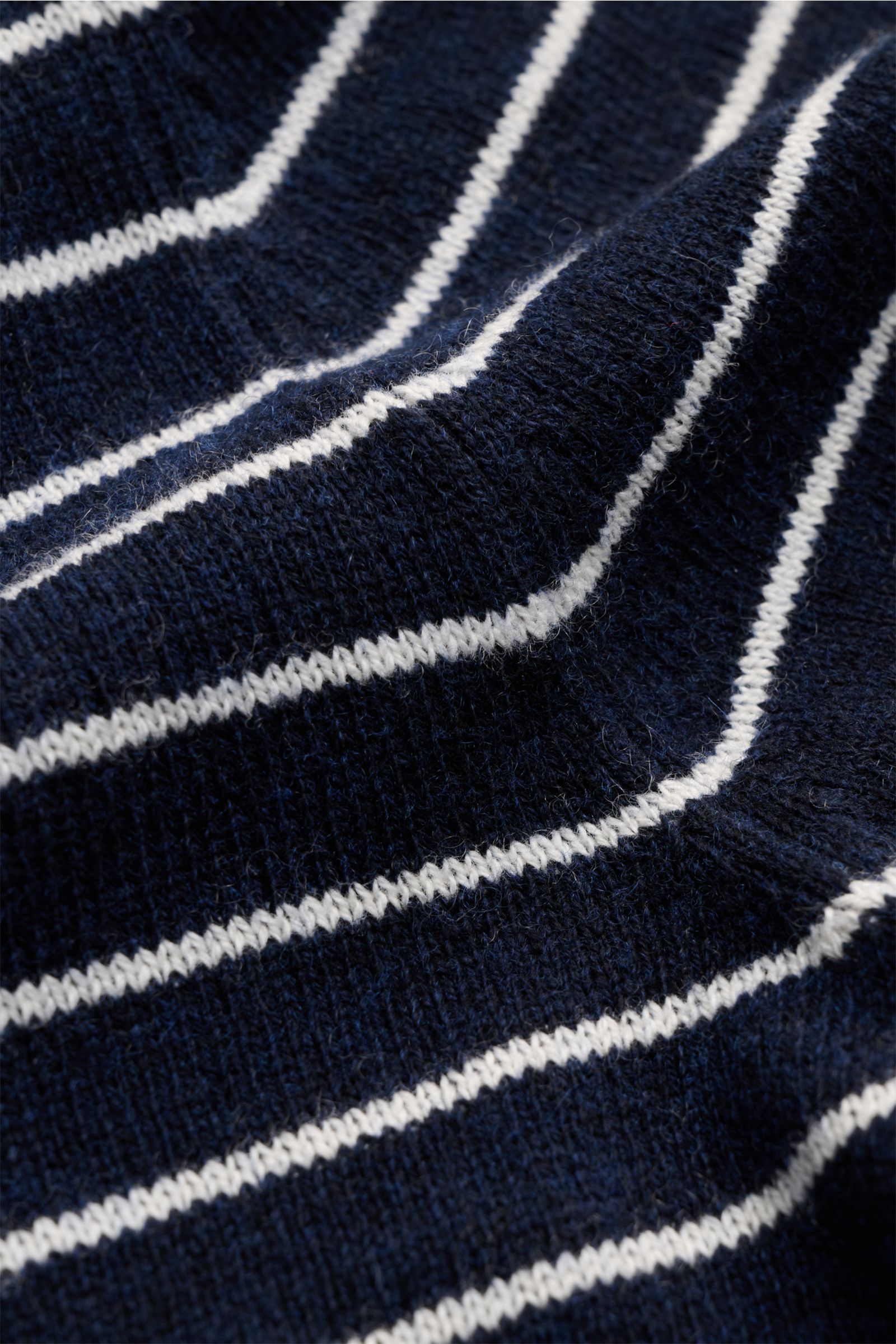 Nahaufnahme des FTC Kurzarm-Rundhalspullover navy/weiß gestreift aus weichem Cashmere-Baumwoll-SeaCell-Mix mit feinem Strickbild.