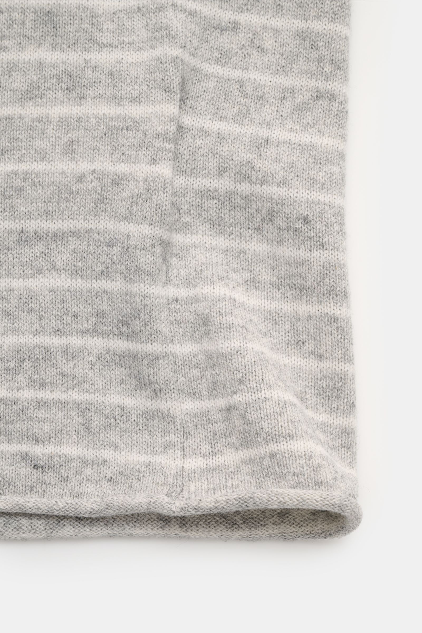 FTC Kurzarm-Rundhalspullover grau/weiß gestreift, Detailaufnahme des Saumabschlusses, luftiger Cashmere-Baumwoll-SeaCell-Mix, soft, Regular Fit, feines Strickbild, rollierter Saum