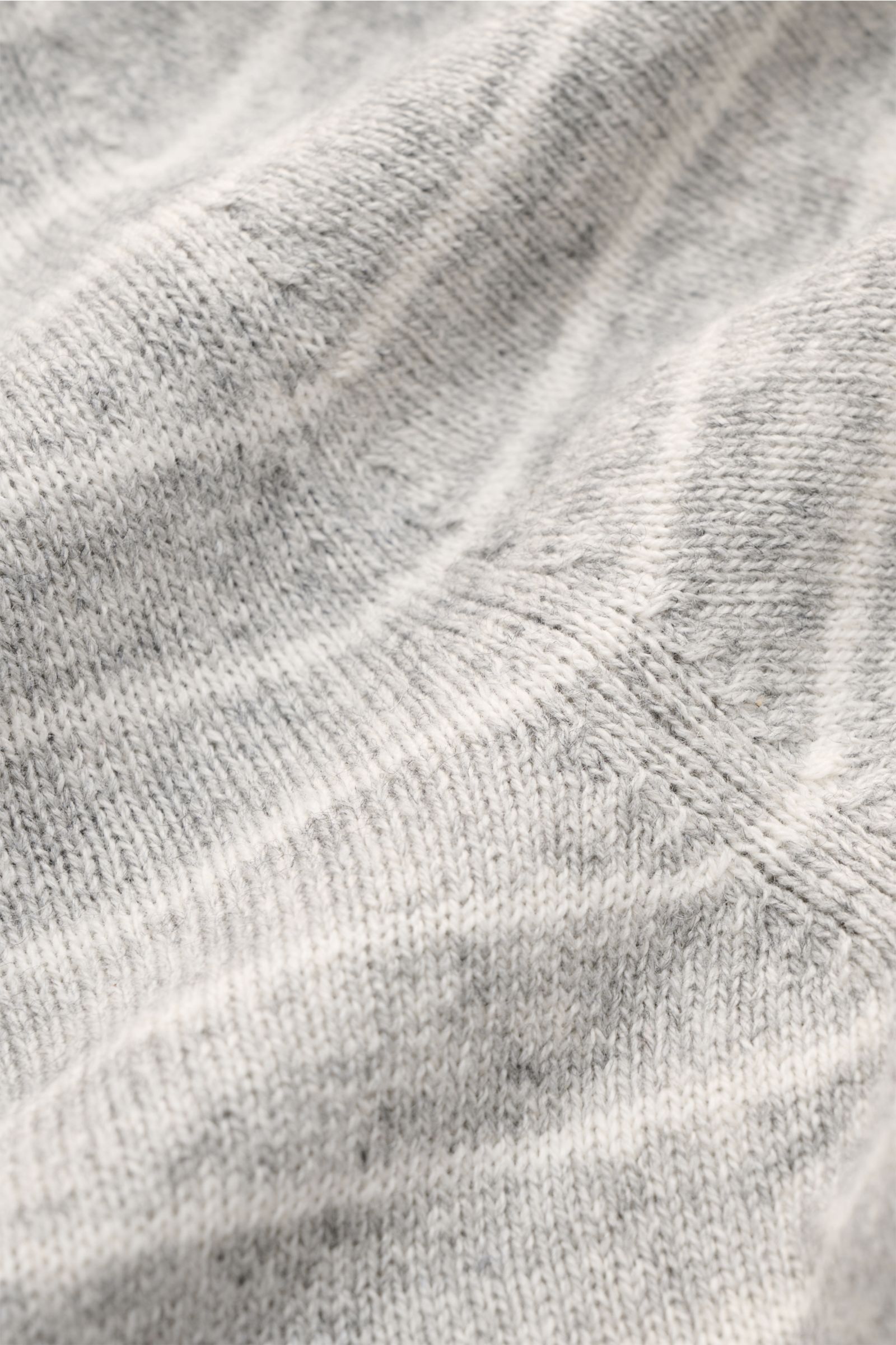 Nahaufnahme des feinen Strickbilds des FTC Kurzarm-Rundhalspullover grau/weiß gestreift aus Cashmere-Baumwoll-SeaCell-Mix mit rolliertem Saum.