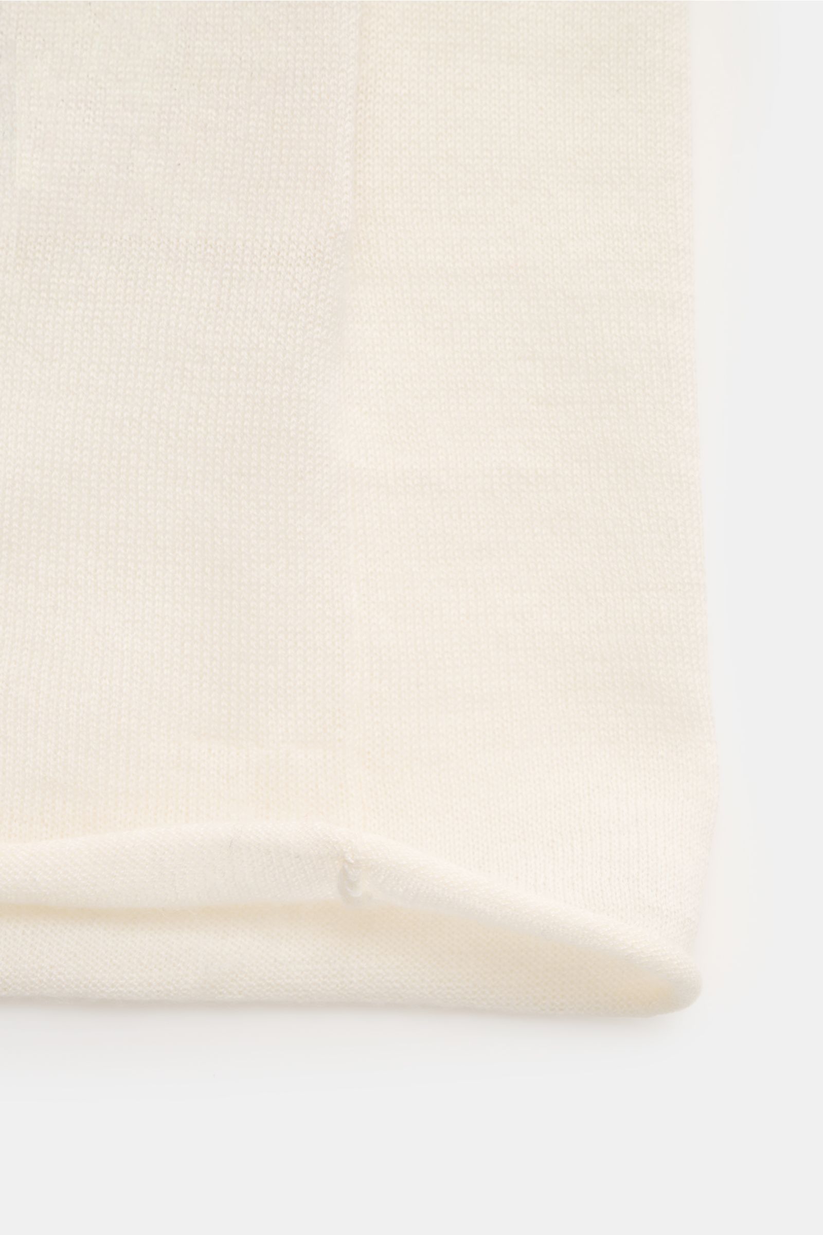 Nahaufnahme des FTC Kurzarm-Rundhalspullover creme, Slim Fit mit rolliertem Saum, feinem Strickbild aus nachhaltigem Cashmere-SeaCell-Mix.