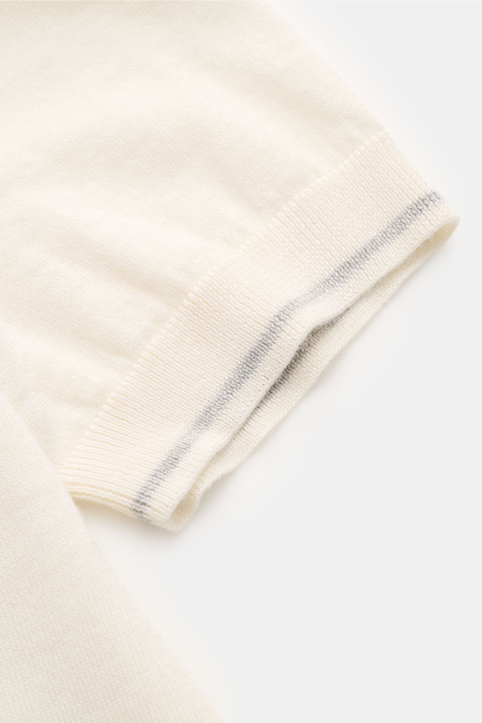 FTC Kurzarm-Rundhalspullover creme, Detailfoto von oben, weicher Cashmere-SeaCell-Mix mit Kontraststreifen am Rippbündchen, nachhaltig.