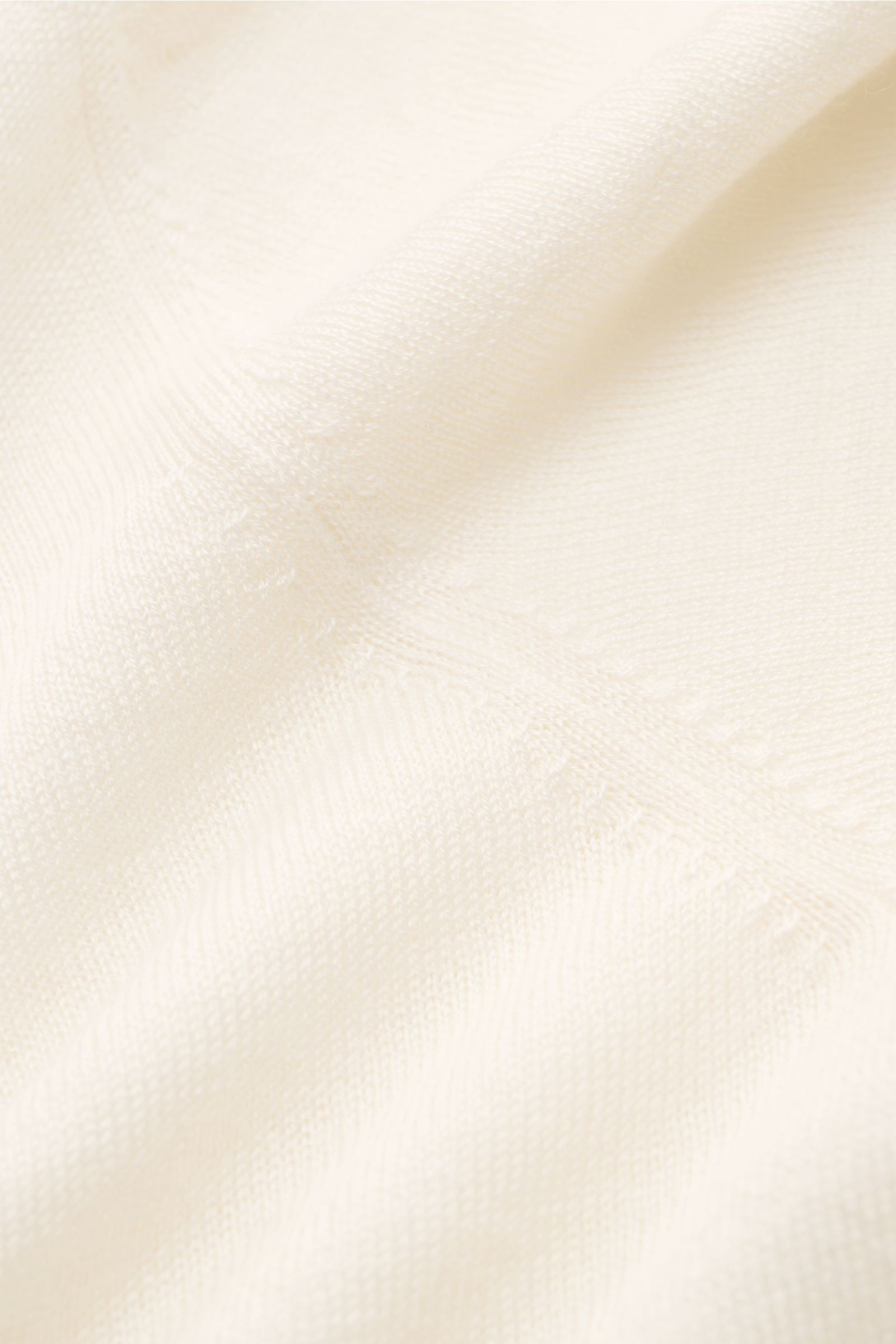 Nahaufnahme des FTC Kurzarm-Rundhalspullover creme aus feinem Cashmere-SeaCell-Mix, Slim Fit, weicher Griff, rollierter Saum.