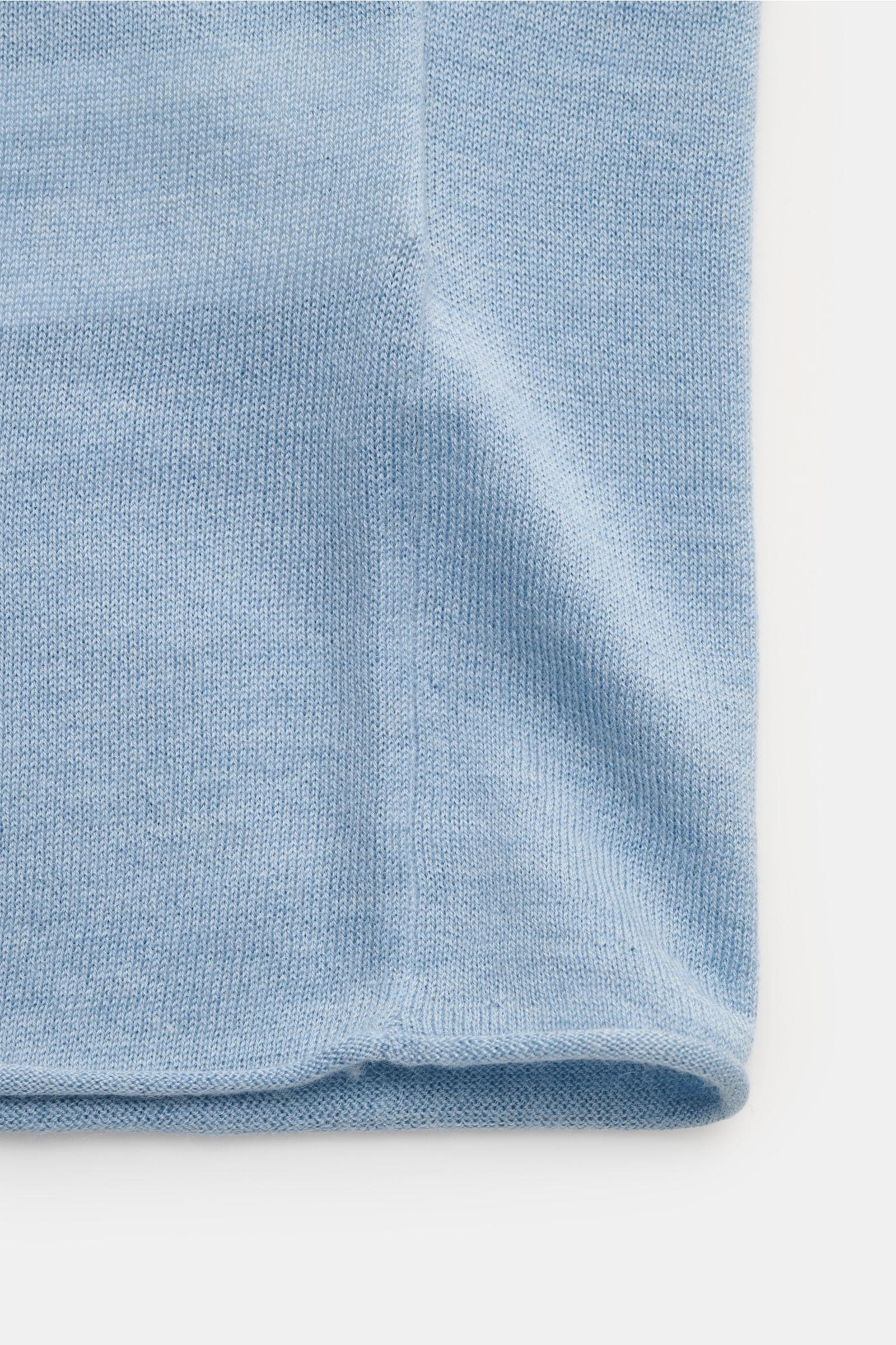 FTC Kurzarm-Rundhalspullover hellblau aus feinem Cashmere-SeaCell-Mix, Slim Fit, weicher Griff, Rundhalsausschnitt mit Kontraststreifen, Nahaufnahme Saum.