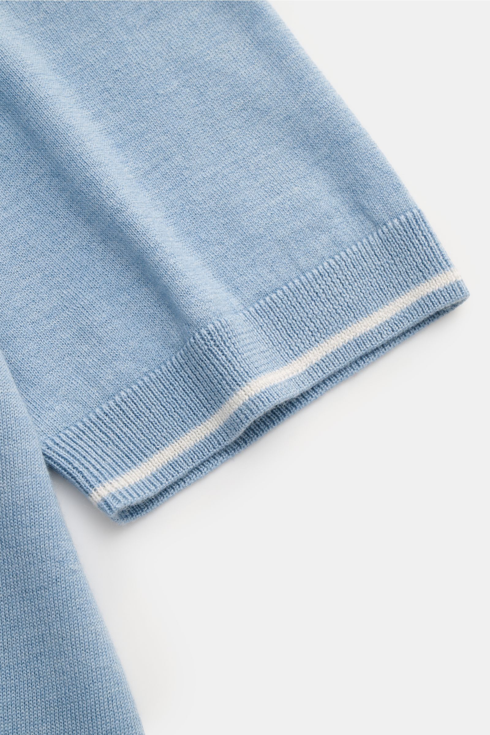 Nahaufnahme des FTC Kurzarm-Rundhalspullover hellblau Ärmels, feiner Cashmere-SeaCell-Mix, Rippbündchen mit weißem Kontraststreifen, nachhaltige Slim Fit Qualität.