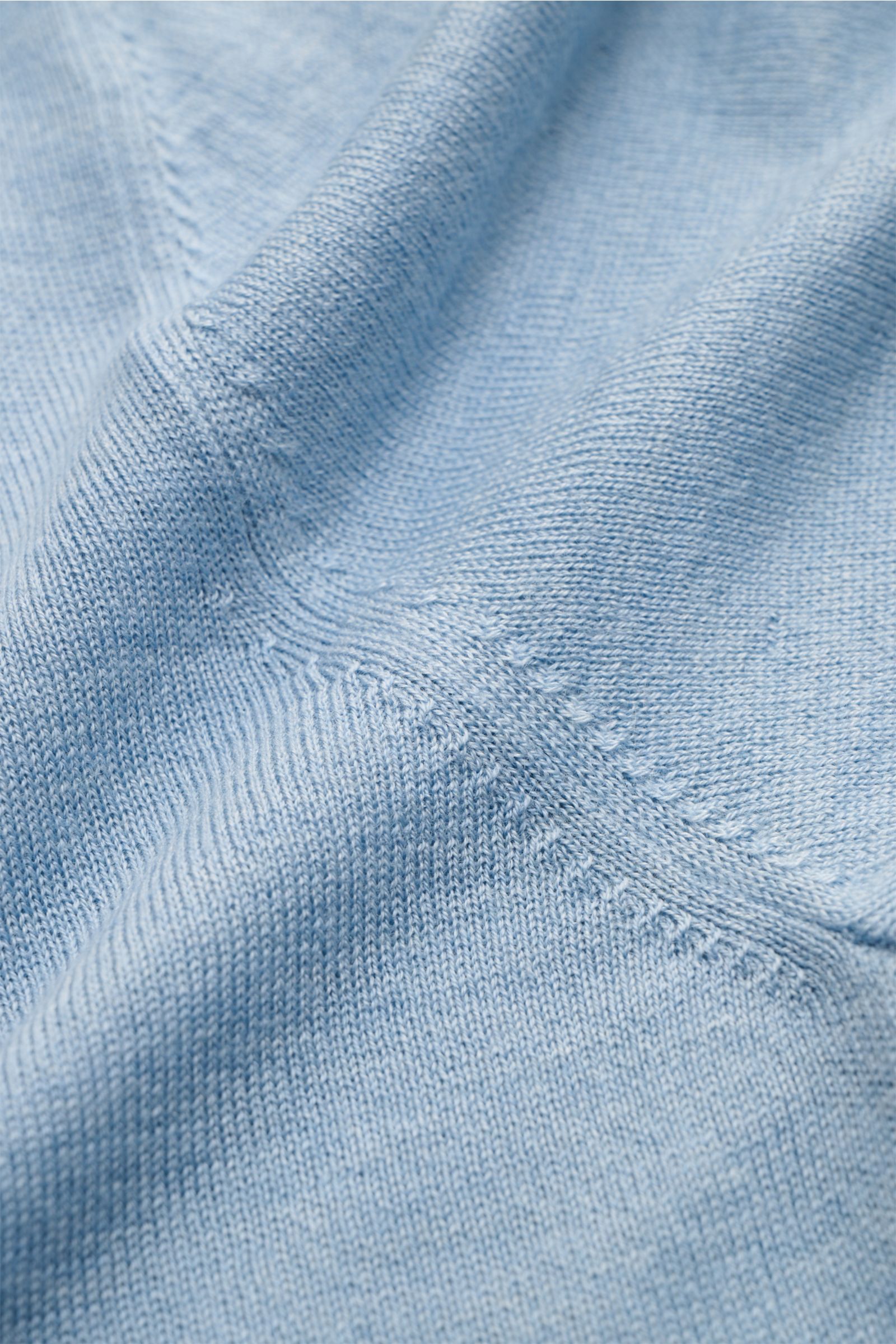 Nahaufnahme des hellblauen FTC Kurzarm-Rundhalspullovers aus Cashmere-SeaCell-Mix, feines Strickbild, nachhaltige Produktion, weicher Griff.