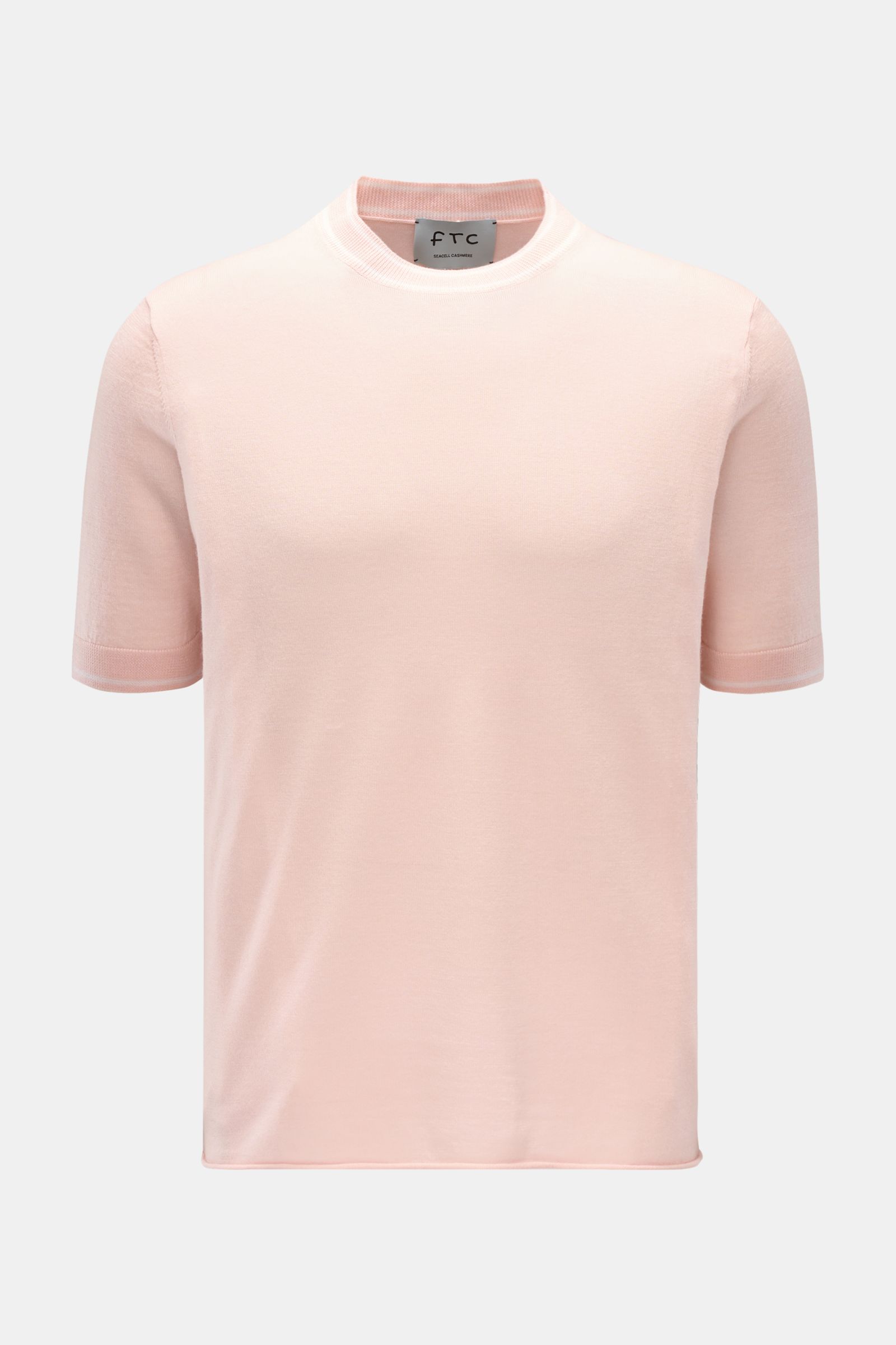 FTC Kurzarm-Rundhalspullover rosé, frontal fotografiert, aus nachhaltigem Cashmere-SeaCell-Mix, Slim Fit, weicher Griff, Rundhalsausschnitt mit Kontraststreifen, Rippbündchen, rollierter Saum.