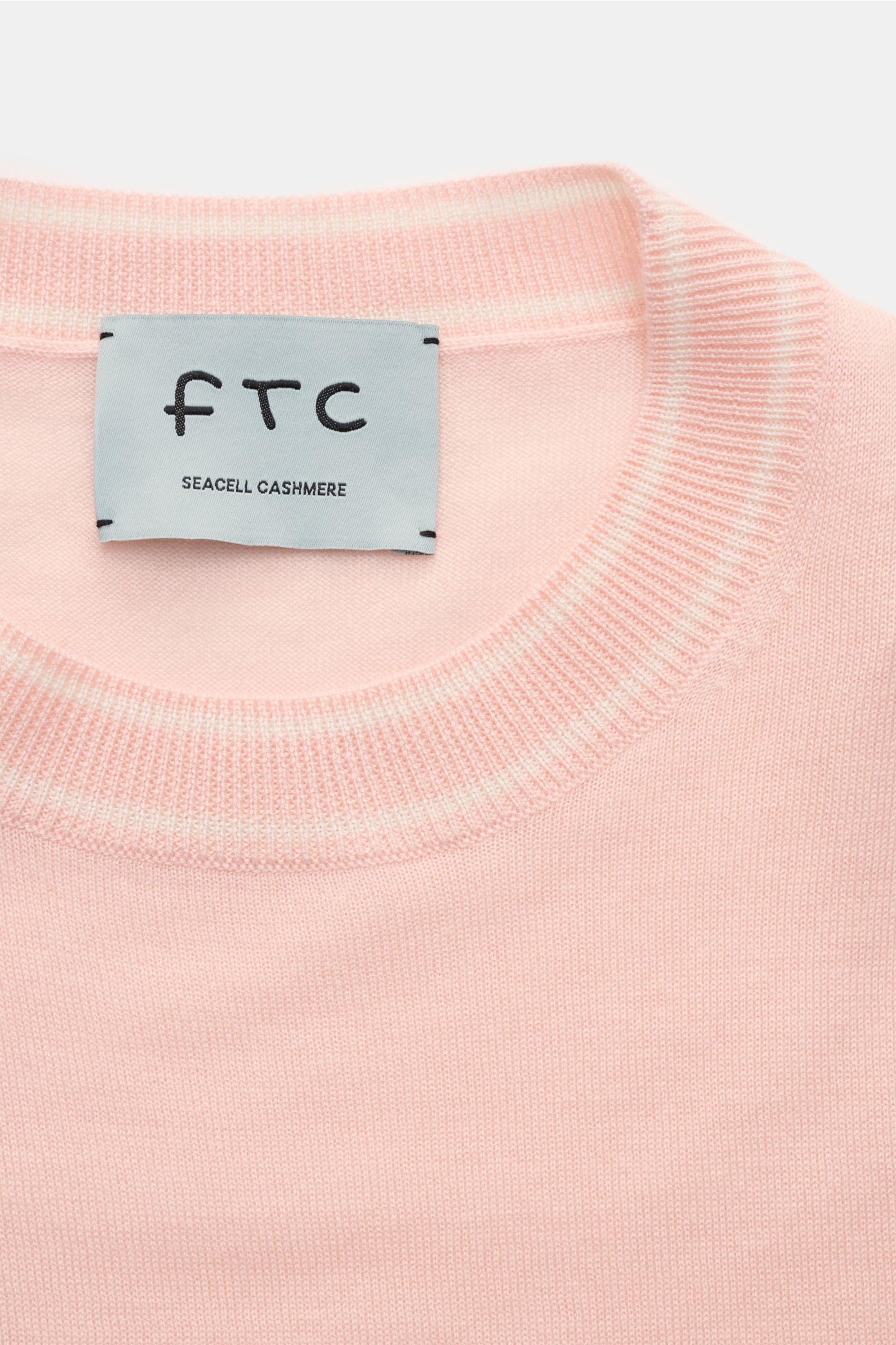 FTC Kurzarm-Rundhalspullover rosé aus Cashmere-SeaCell-Mix, Nahaufnahme von oben, Rundhalsausschnitt mit Kontraststreifen, nachhaltige Produktion.