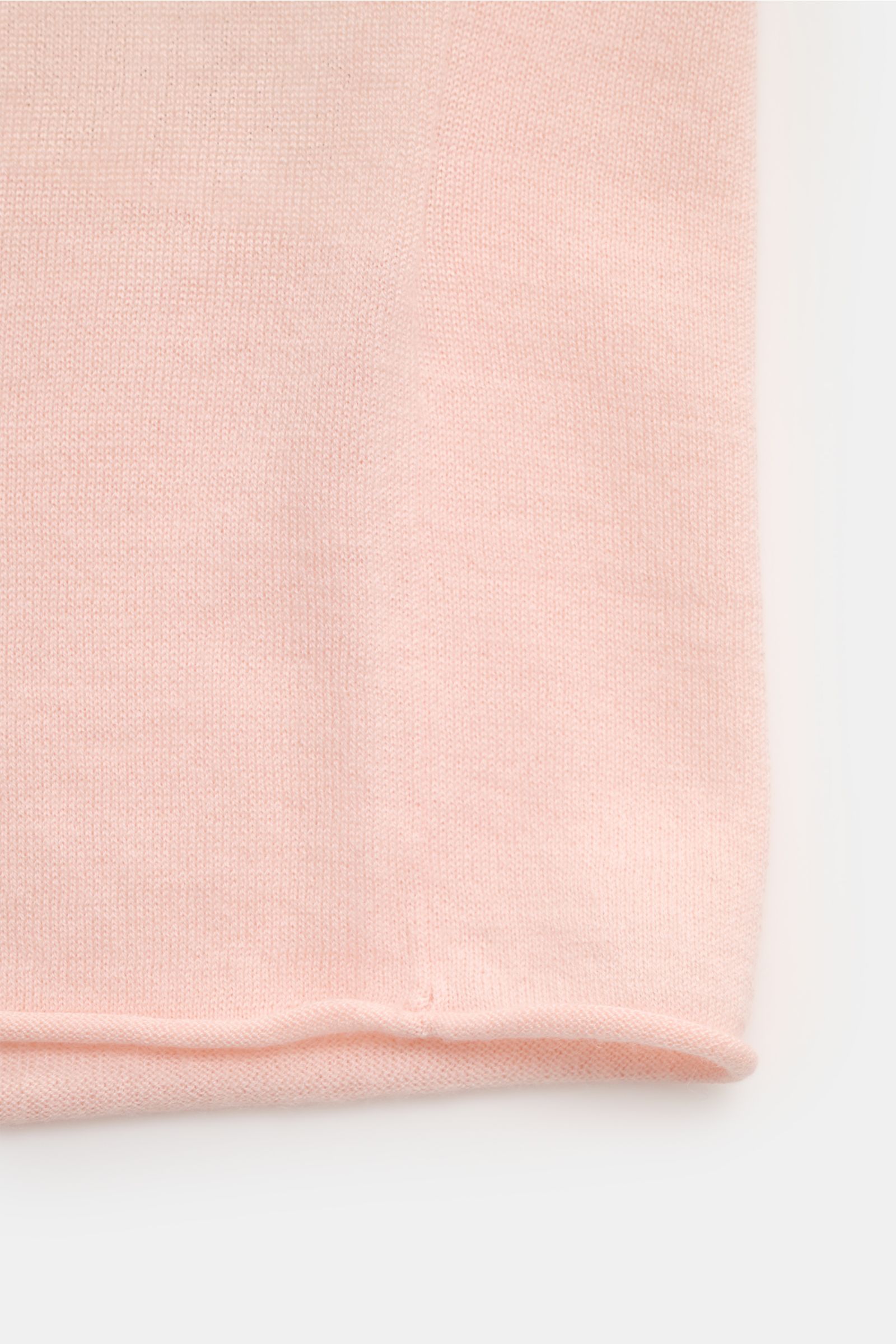 FTC Kurzarm-Rundhalspullover rosé, Nahaufnahme von unten, weicher Slim Fit aus nachhaltigem Cashmere-SeaCell-Mix mit rolliertem Saum.