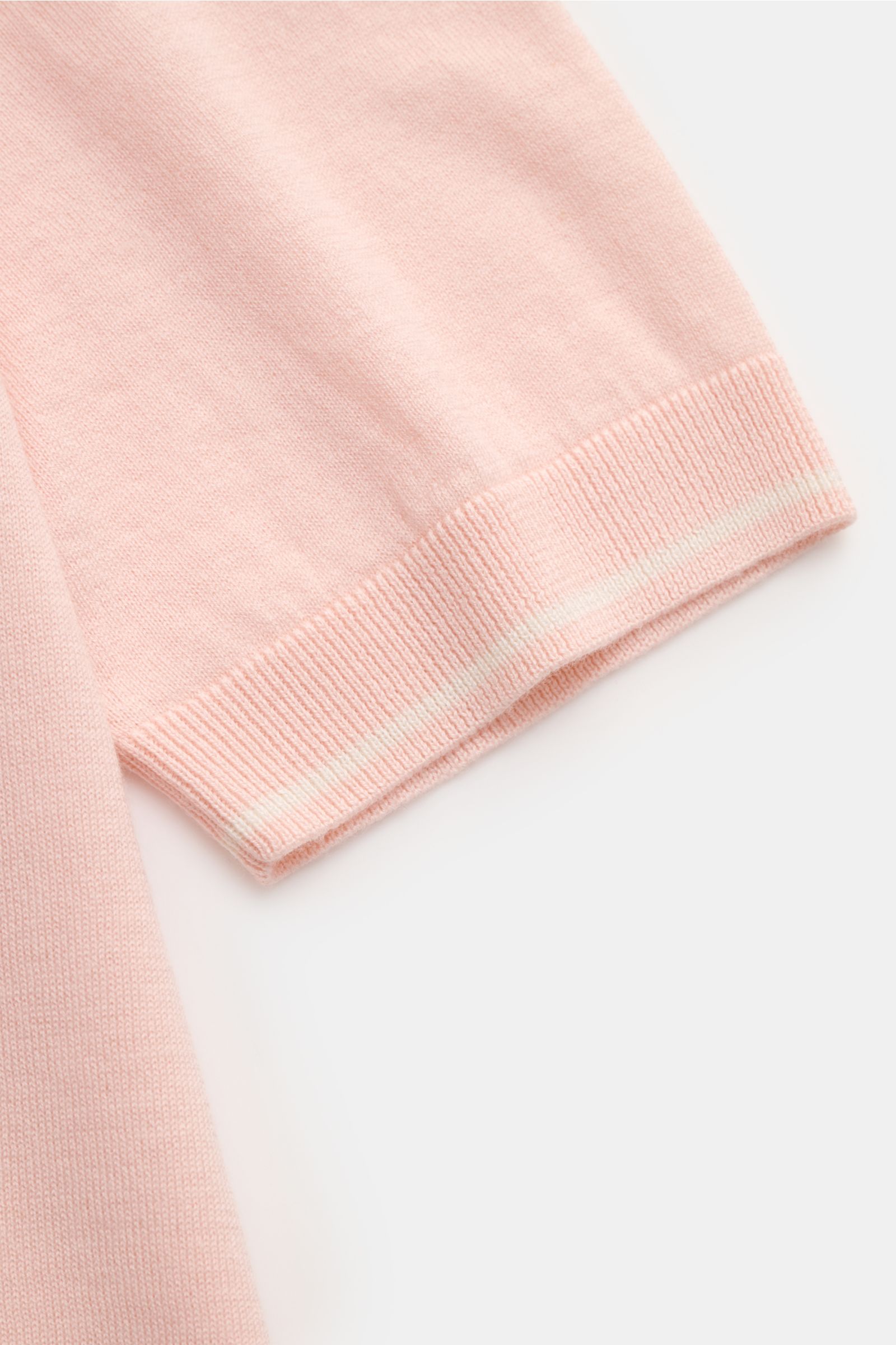FTC Kurzarm-Rundhalspullover rosé aus nachhaltigem Cashmere-SeaCell-Mix, Slim Fit, weiches Strickbild, detailnah von der Ärmelkante fotografiert.