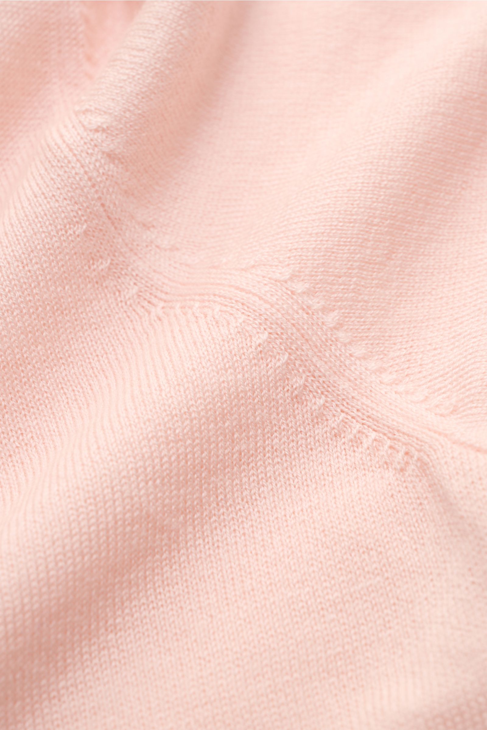 FTC Kurzarm-Rundhalspullover rosé aus nachhaltigem Cashmere-SeaCell-Mix, feines Strickbild, weicher Griff, Detailaufnahme der Stoffstruktur.