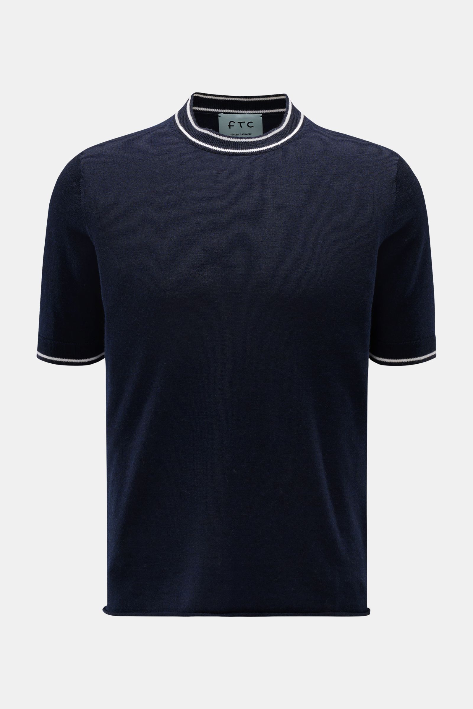 FTC Kurzarm-Rundhalspullover navy, frontal fotografiert, aus weichem, leichtem Cashmere-SeaCell-Mix, Slim Fit, mit Rundhalsausschnitt, Rippbündchen, rolliertem Saum, Öko-Tex® zertifiziert, nachhaltige Produktion.