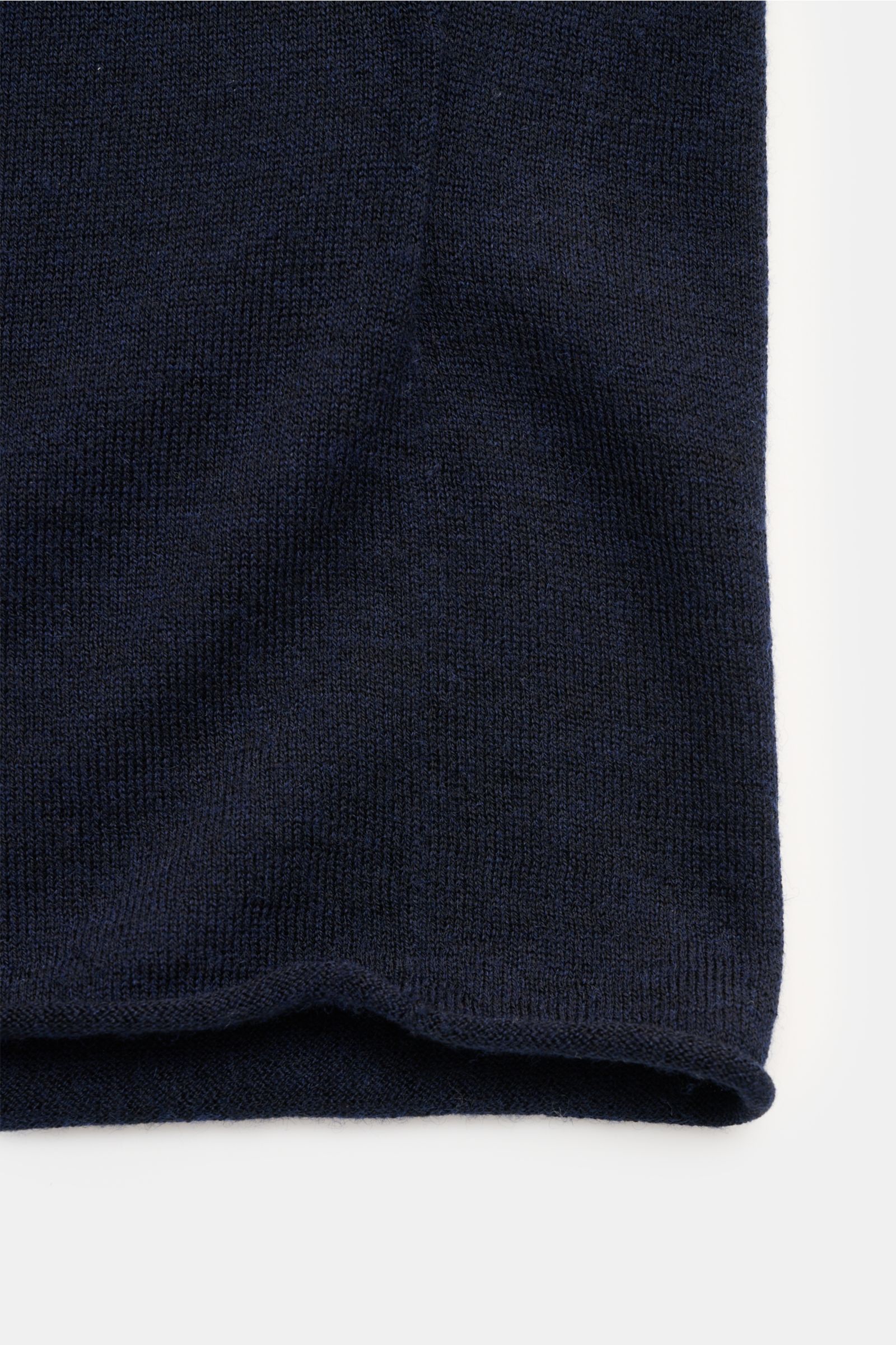 Nahaufnahme des unteren Saumabschnitts vom FTC Kurzarm-Rundhalspullover navy aus nachhaltigem Cashmere-SeaCell-Mix mit rolliertem Abschluss, feinem Strickbild und weichem Griff, fotografiert von vorne.