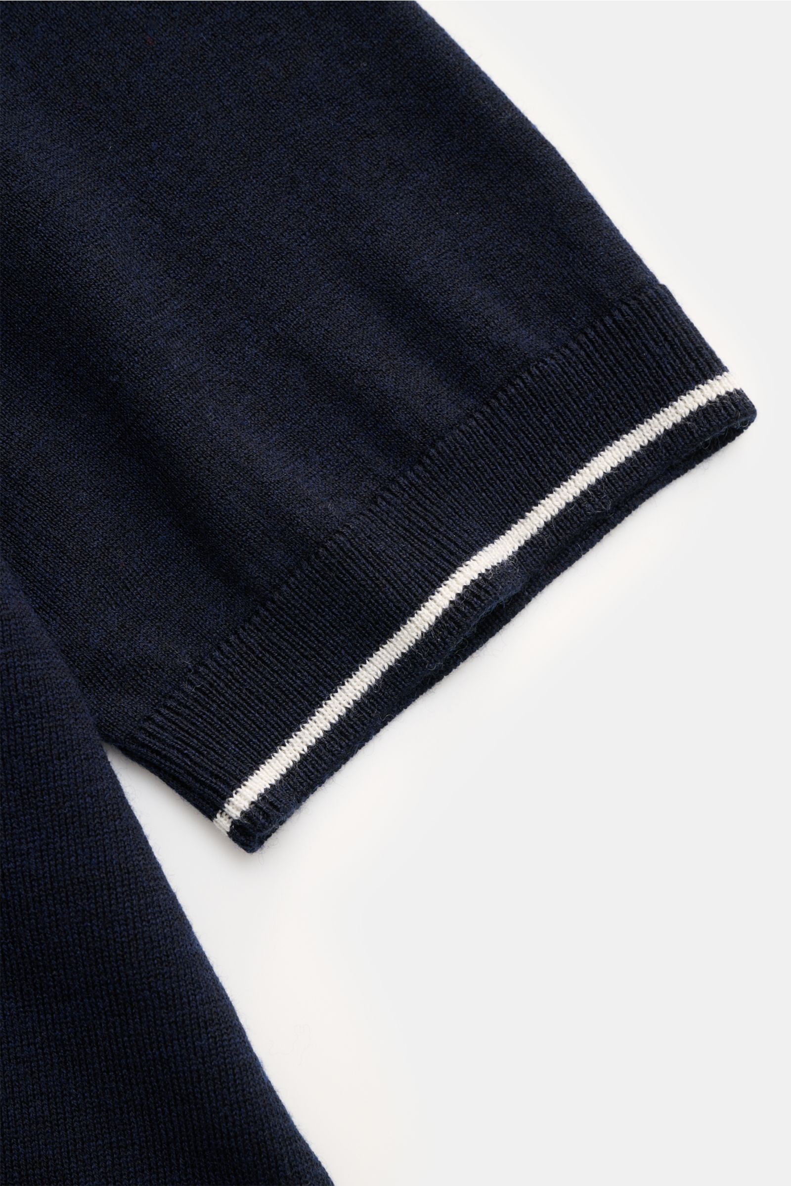 FTC Kurzarm-Rundhalspullover navy in Nahaufnahme von oben, weicher Cashmere-SeaCell-Mix mit Kontraststreifen am Rippbündchen.