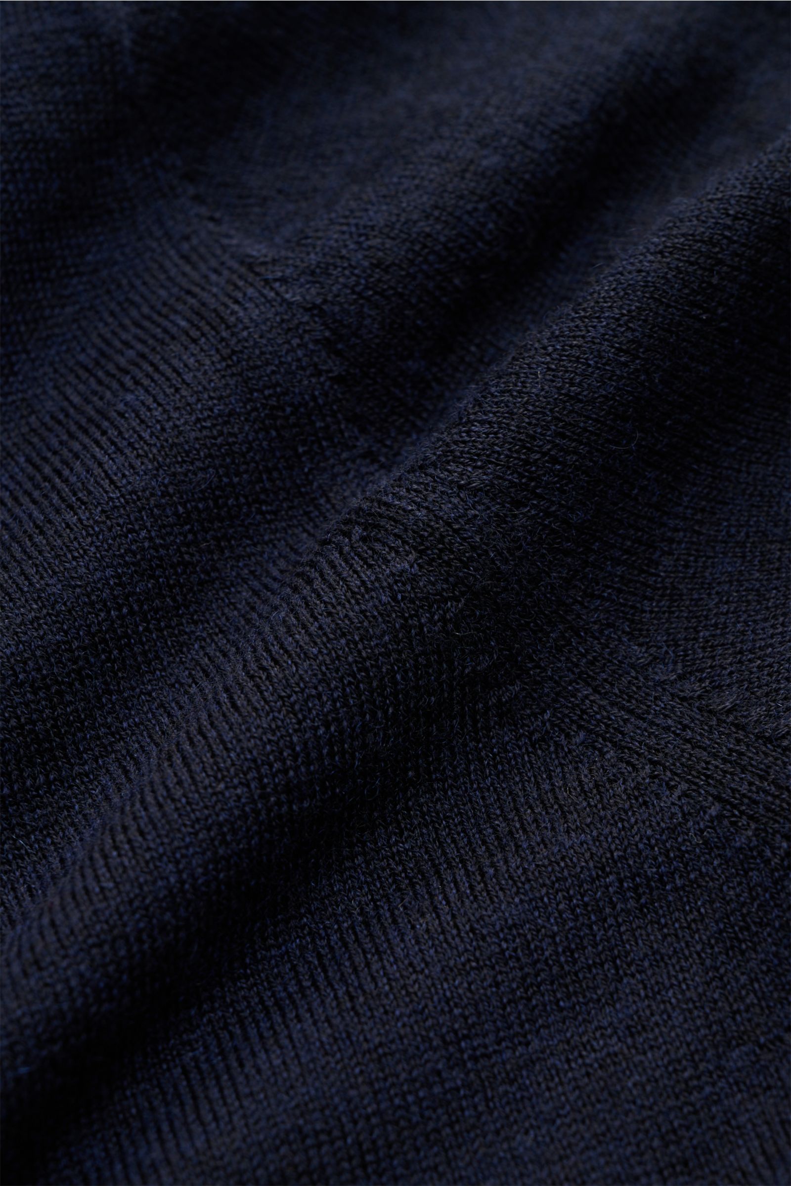 Nahaufnahme des navyfarbenen FTC Kurzarm-Rundhalspullover mit feinem Strickbild, weichem Griff, rolliertem Saum, Öko-Tex® zertifiziert.