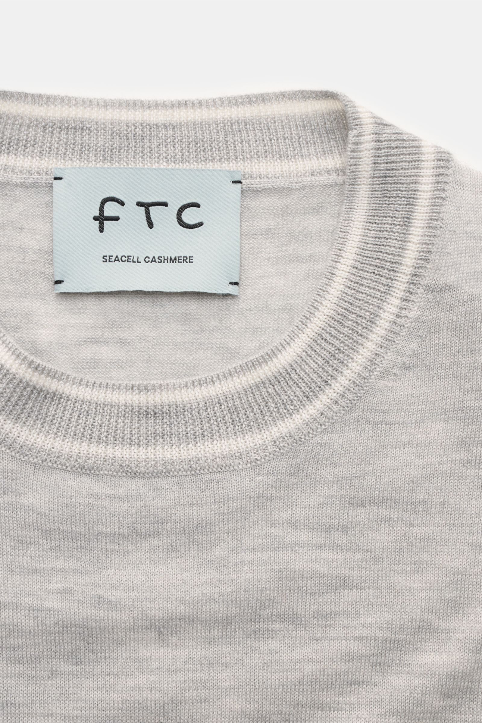 Nahaufnahme des FTC Kurzarm-Rundhalspullovers grau meliert von oben, nachhaltiger Cashmere-SeaCell-Mix, Slim Fit, Rundhalsausschnitt mit Kontraststreifen, weiches Strickbild.