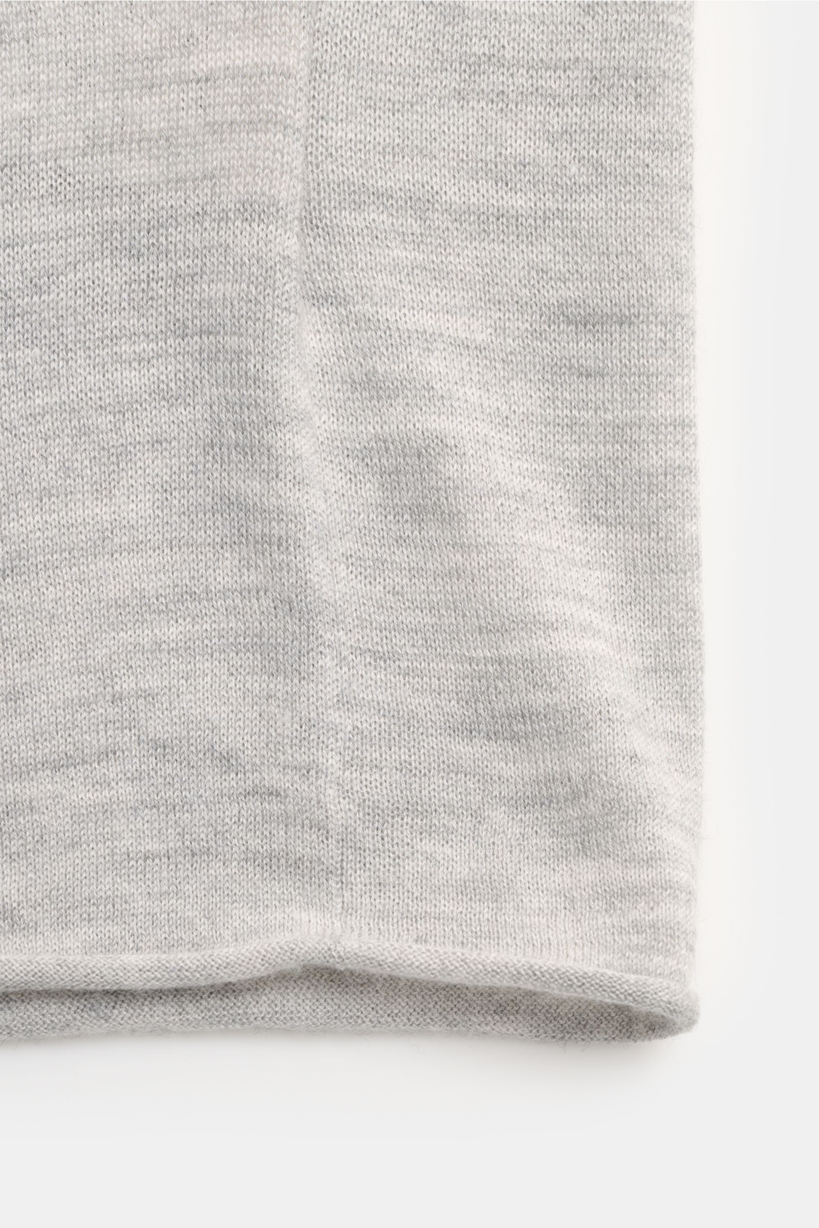 Nahaufnahme des FTC Kurzarm-Rundhalspullovers grau meliert, nachhaltiger Cashmere-SeaCell-Mix, Slim Fit, feines Strickbild, rollierter Saum.