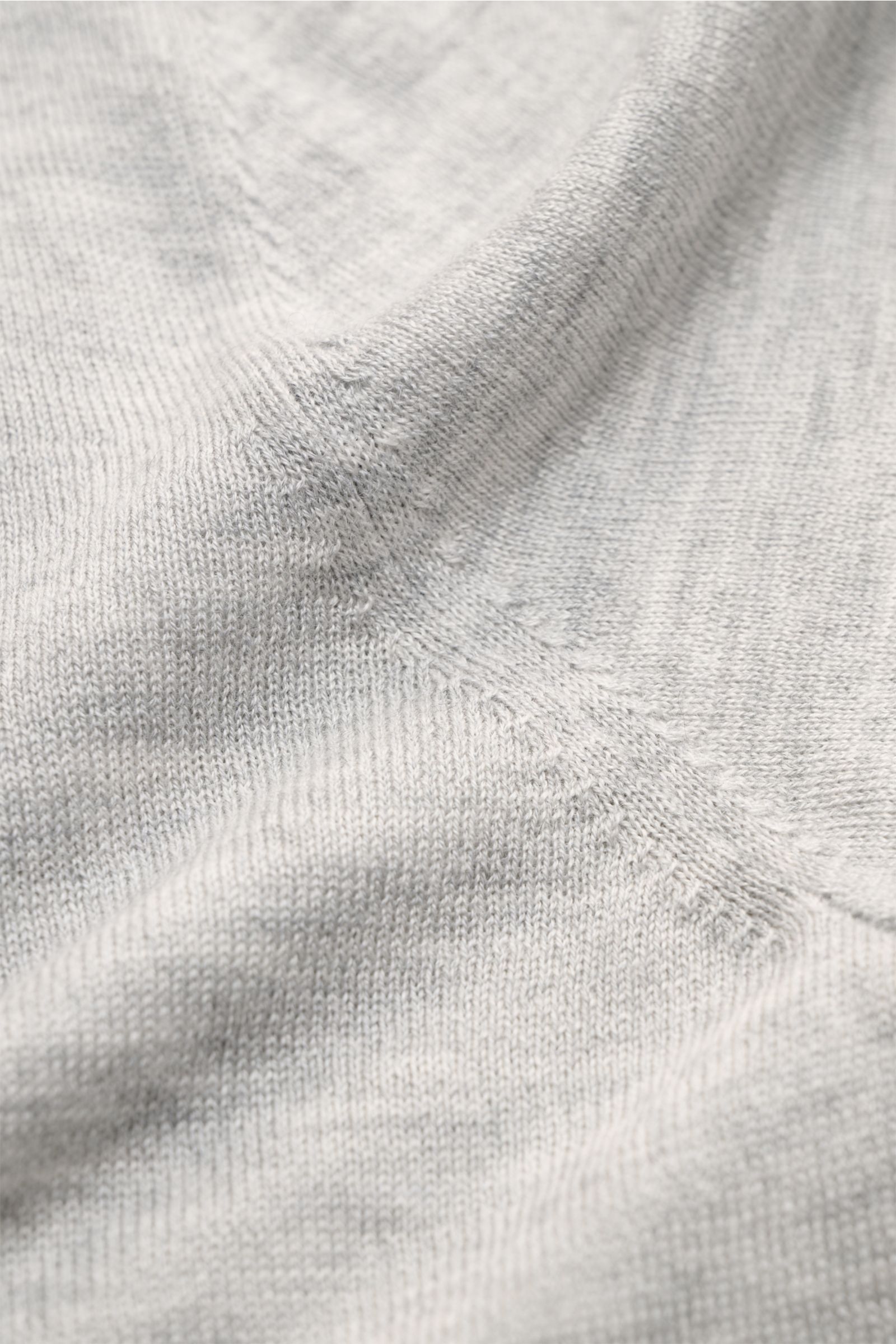 Nahaufnahme des FTC Kurzarm-Rundhalspullovers grau meliert aus Cashmere-SeaCell-Mix, Slim Fit, feines Strickbild, nachhaltige Herstellung.