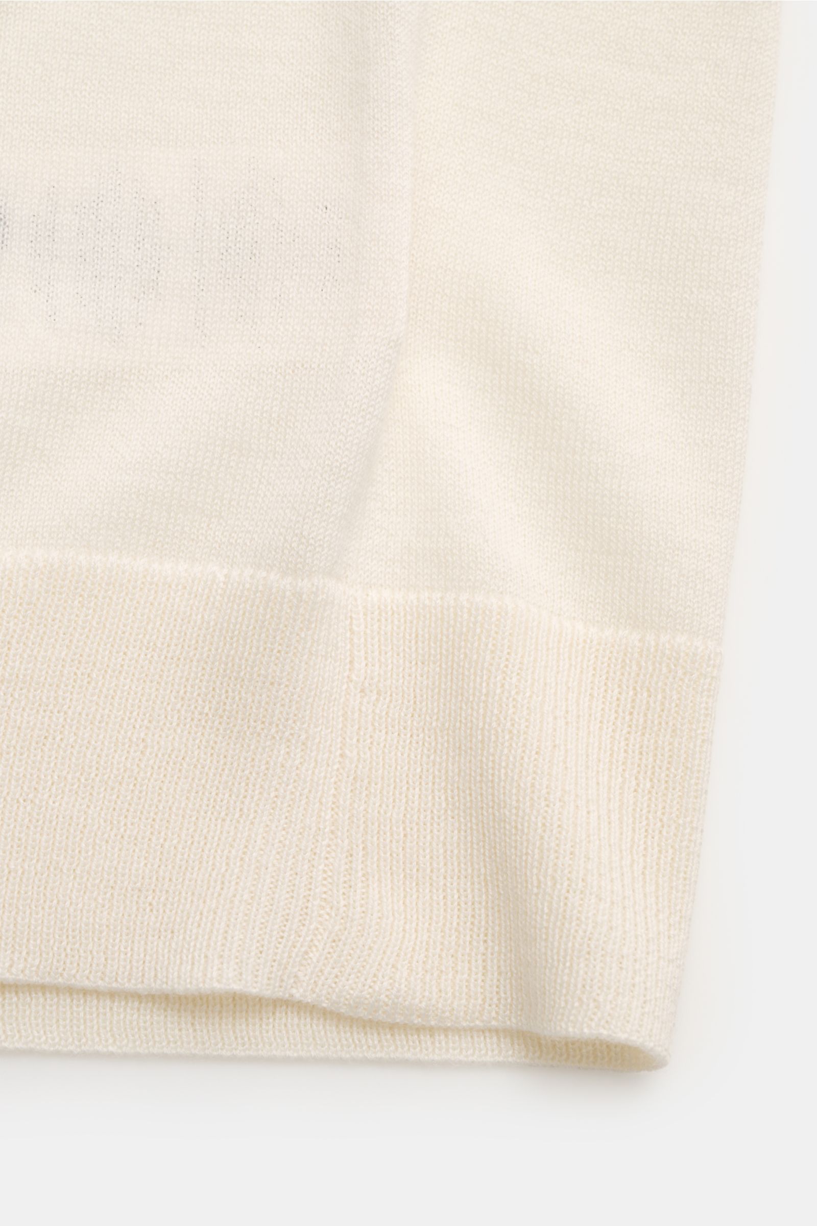 Nahaufnahme des FTC Kurzarm-Strickpolo creme von unten, feiner Cashmere-SeaCell-Mix, Slim Fit, klassischer Polokragen, flexible Rippbündchen, nachhaltig produziert.