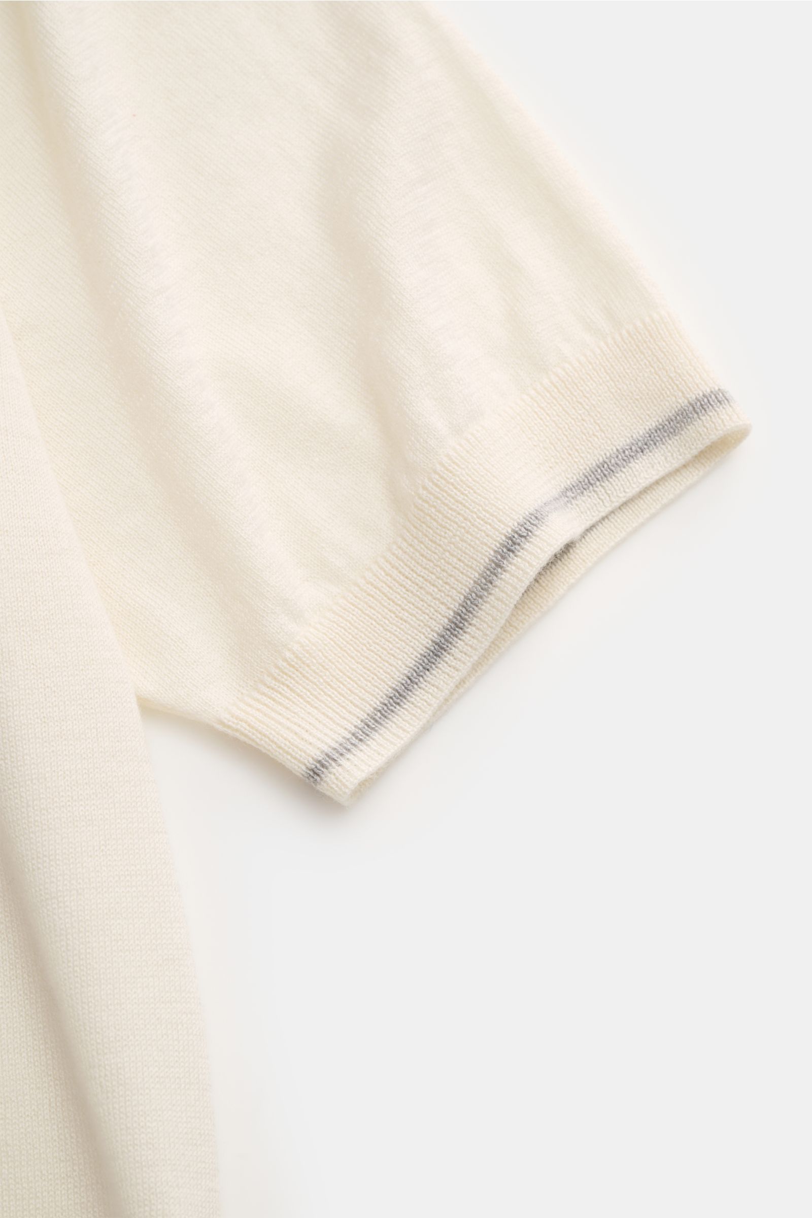 Nahaufnahme des FTC Kurzarm-Strickpolo creme Ärmel mit schmalen Kontrastkanten, feinem Strickbild, weichem Griff und leichter Qualität.