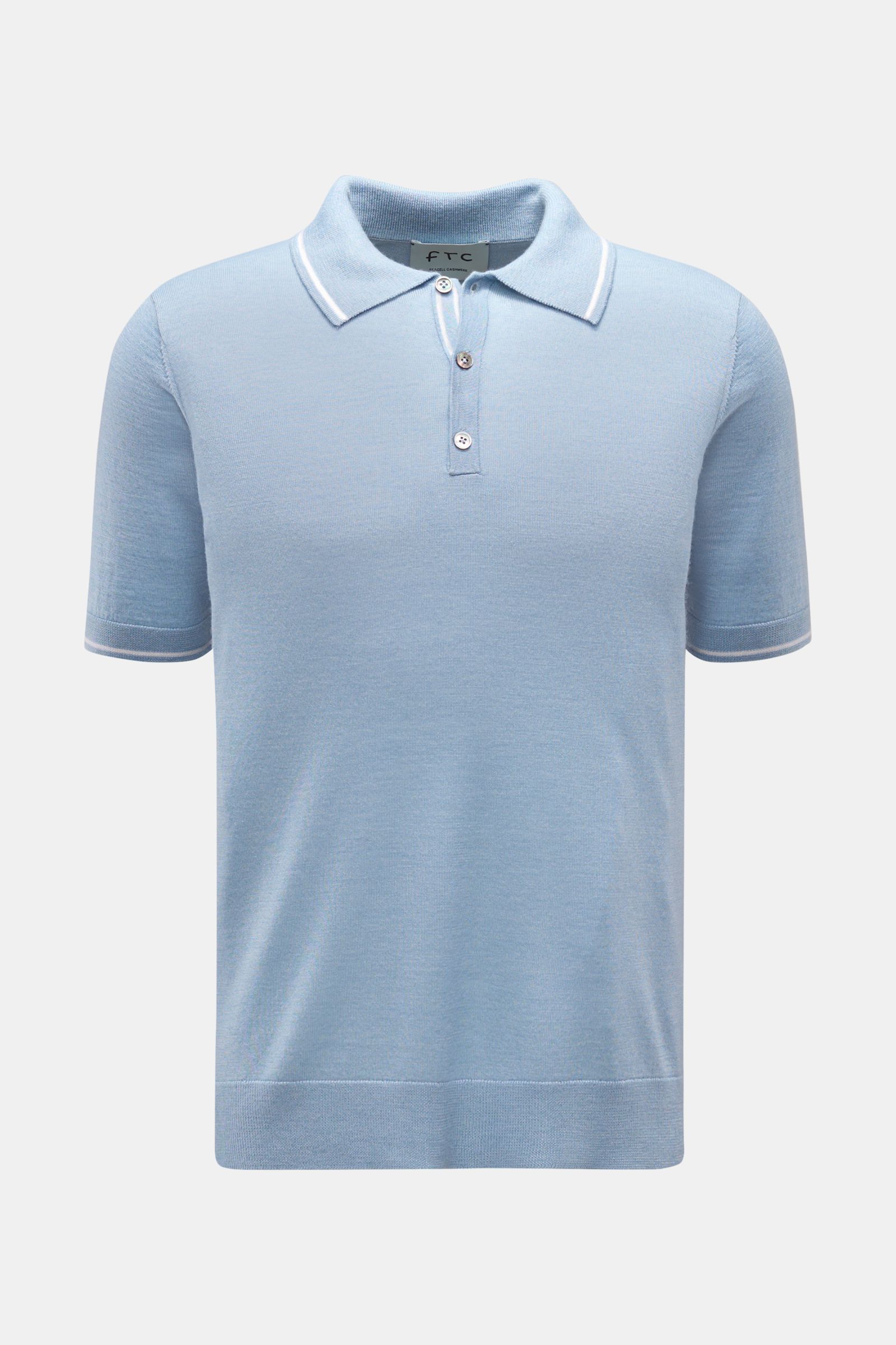 FTC Kurzarm-Strickpolo hellblau, von vorne fotografiert, Slim Fit, aus feinstem nachhaltigem Cashmere-SeaCell-Mix, mit Polokragen und Drei-Knopf-Leiste.