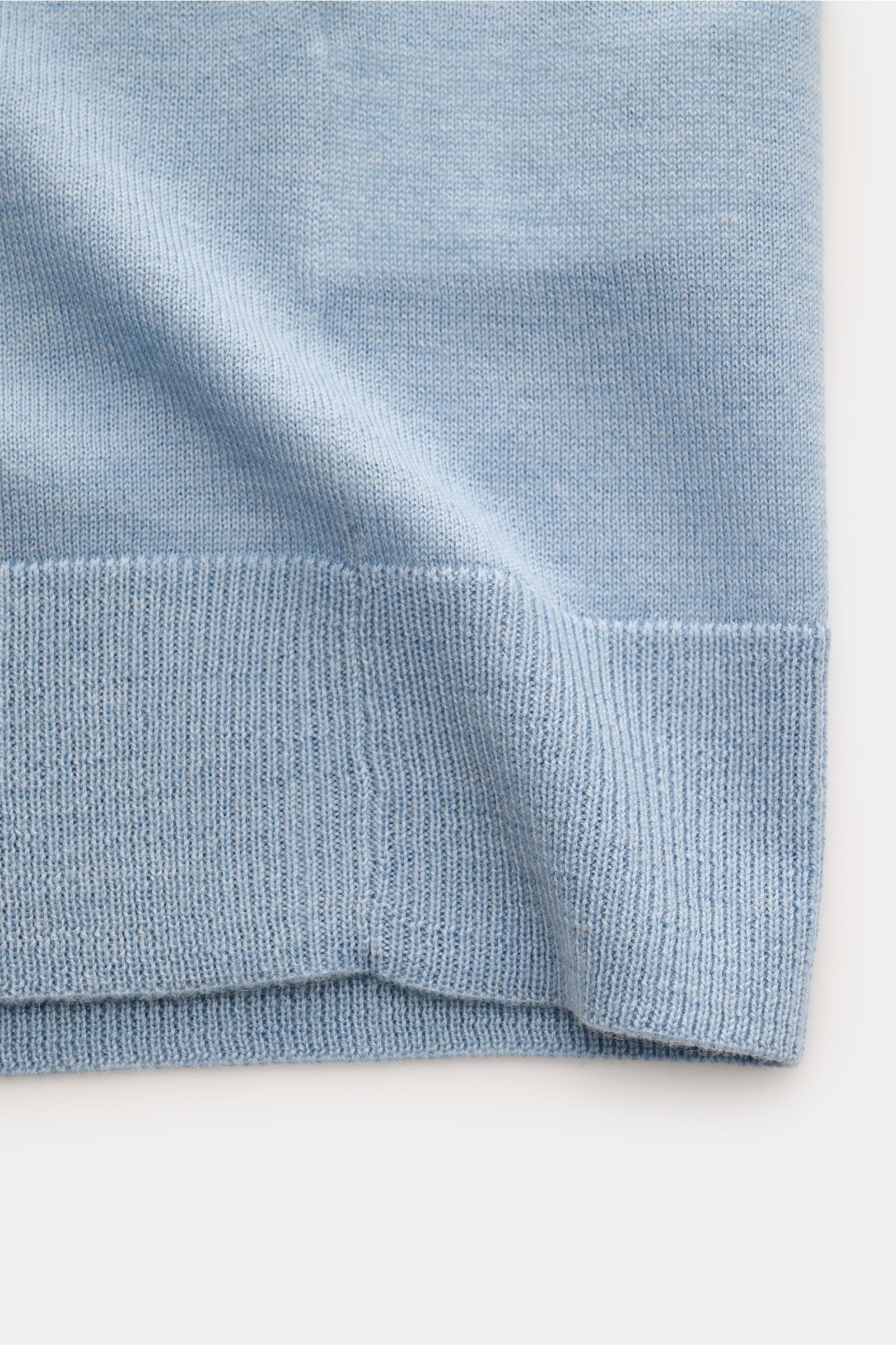 FTC Kurzarm-Strickpolo hellblau, Nahaufnahme der feinen Strickstruktur und elastischen Rippbündchen, nachhaltig aus Cashmere-SeaCell.