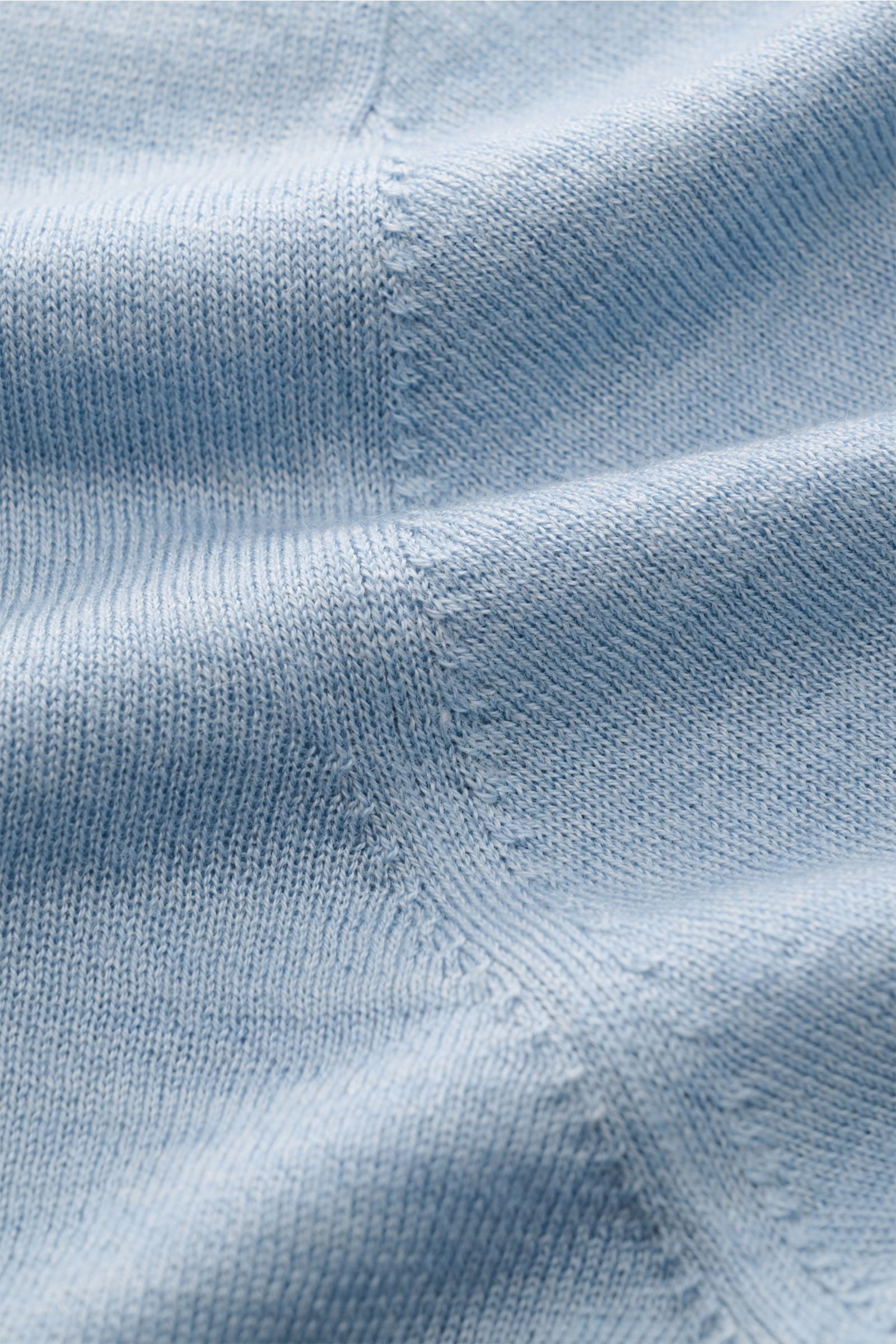 FTC Kurzarm-Strickpolo hellblau aus feinstem Cashmere-SeaCell-Mix, Detailaufnahme des feinen Strickbilds und schmaler Kontrastkanten, nachhaltig.