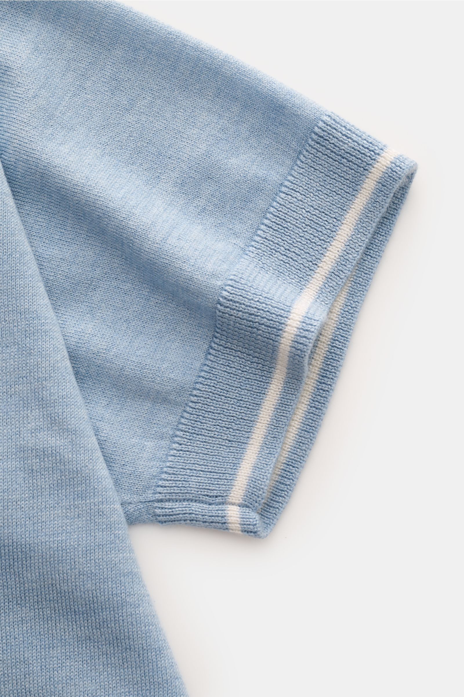 FTC Kurzarm-Strickpolo hellblau, Detailaufnahme des Ärmels von oben, feiner Cashmere-SeaCell-Mix, Öko-Tex®, Slim Fit, weicher Griff, schmale Kontrastkanten.